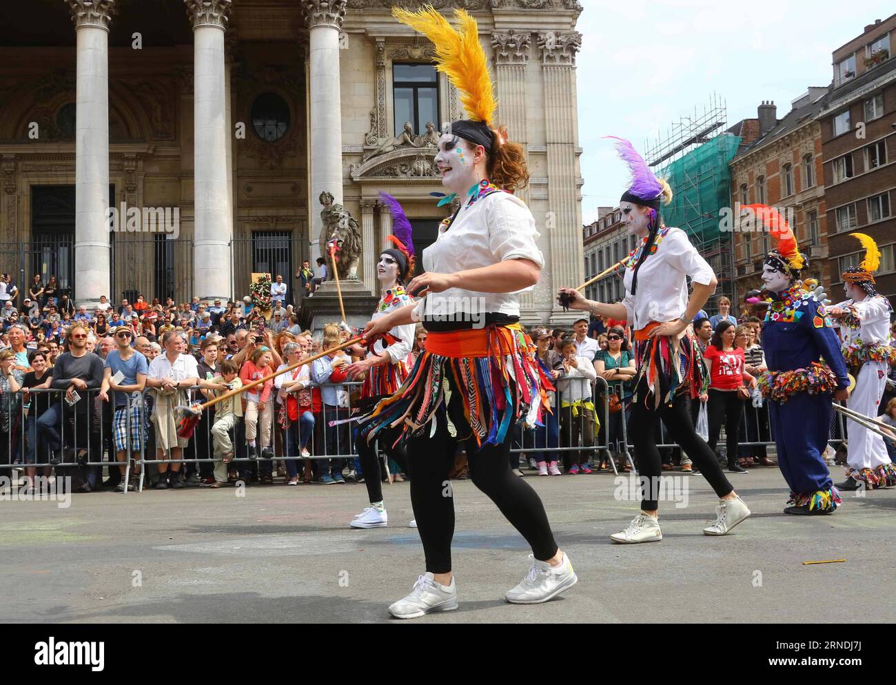 (160522) -- BRUXELLES, le 22 mai 2016 -- des artistes participent à la parade biannuelle de Zinneke sous le thème fragil à Bruxelles, capitale de la Belgique, le 21 mai 2016. BELGIUM-BRUSSELS-ZINNEKE PARADE GongxBing PUBLICATIONxNOTxINxCHN 160522 Bruxelles Mai 22 2016 les artistes participent à la parade bisannuelle Zinneke sous le thème fragile à Bruxelles capitale de Belgique LE 21 2016 mai Belgique Bruxelles Zinneke Parade GongxBing PUBLICATIONxNOTxINxCHN Banque D'Images