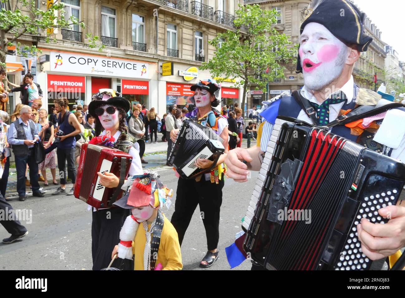 (160522) -- BRUXELLES, le 22 mai 2016 -- des artistes participent à la parade biannuelle de Zinneke sous le thème fragil à Bruxelles, capitale de la Belgique, le 21 mai 2016. BELGIUM-BRUSSELS-ZINNEKE PARADE GongxBing PUBLICATIONxNOTxINxCHN 160522 Bruxelles Mai 22 2016 les artistes participent à la parade bisannuelle Zinneke sous le thème fragile à Bruxelles capitale de Belgique LE 21 2016 mai Belgique Bruxelles Zinneke Parade GongxBing PUBLICATIONxNOTxINxCHN Banque D'Images
