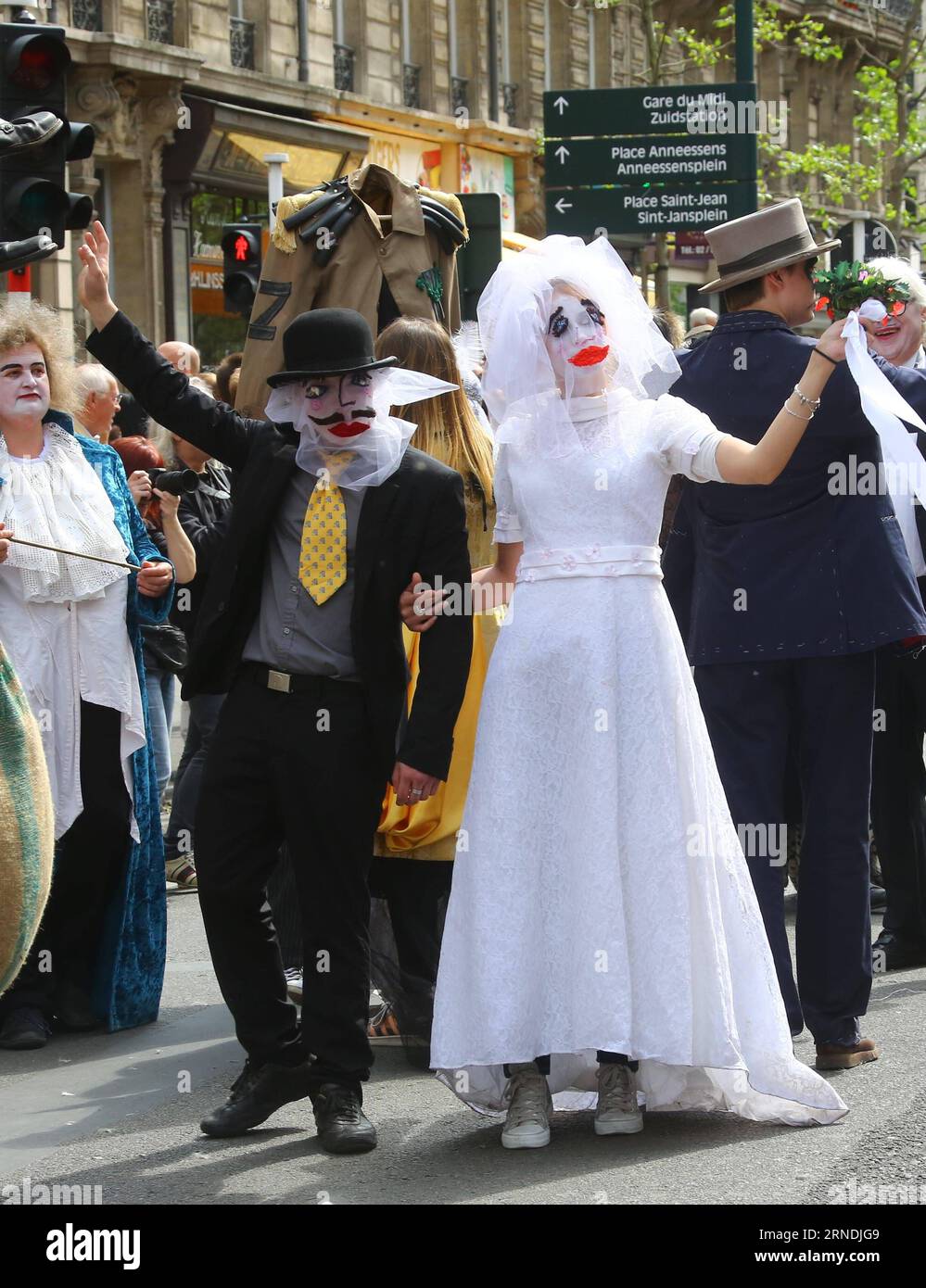 (160522) -- BRUXELLES, le 22 mai 2016 -- des artistes participent à la parade biannuelle de Zinneke sous le thème fragil à Bruxelles, capitale de la Belgique, le 21 mai 2016. BELGIUM-BRUSSELS-ZINNEKE PARADE GongxBing PUBLICATIONxNOTxINxCHN 160522 Bruxelles Mai 22 2016 les artistes participent à la parade bisannuelle Zinneke sous le thème fragile à Bruxelles capitale de Belgique LE 21 2016 mai Belgique Bruxelles Zinneke Parade GongxBing PUBLICATIONxNOTxINxCHN Banque D'Images