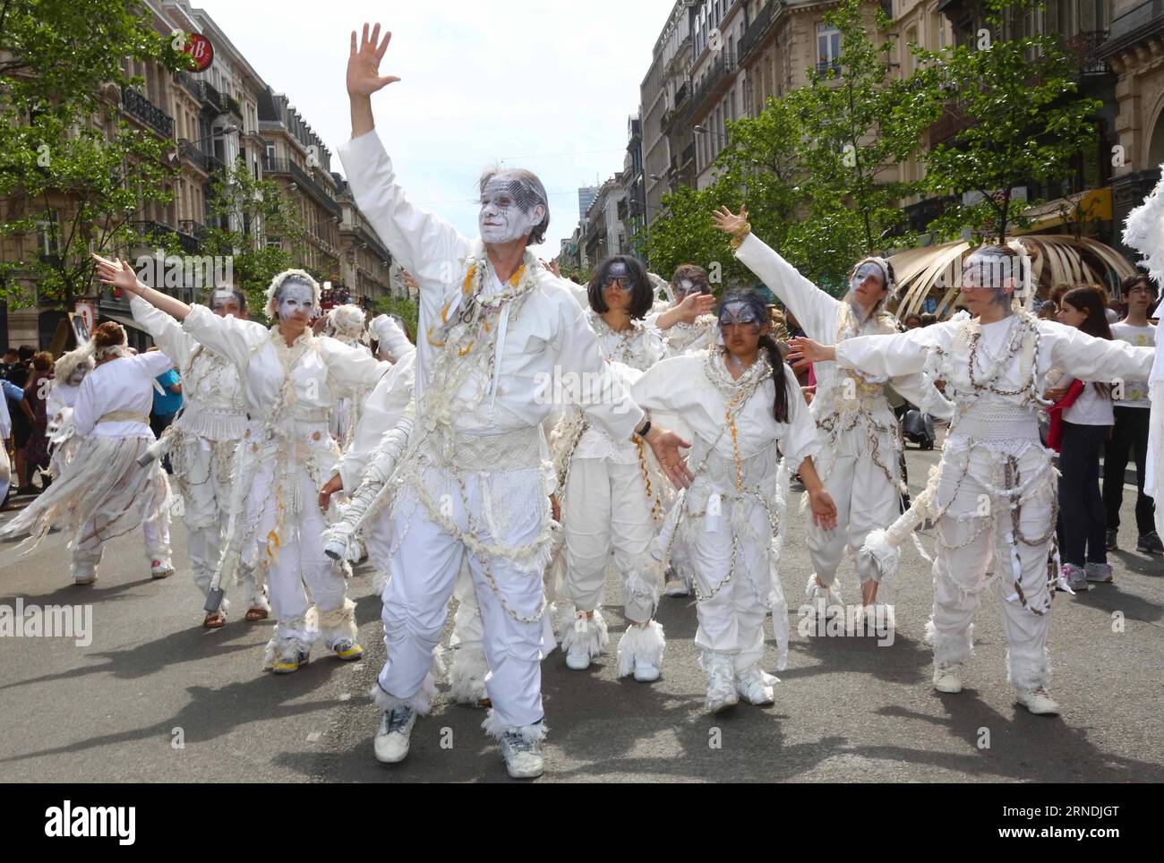 (160522) -- BRUXELLES, le 22 mai 2016 -- des artistes participent à la parade biannuelle de Zinneke sous le thème fragil à Bruxelles, capitale de la Belgique, le 21 mai 2016. BELGIUM-BRUSSELS-ZINNEKE PARADE GongxBing PUBLICATIONxNOTxINxCHN 160522 Bruxelles Mai 22 2016 les artistes participent à la parade bisannuelle Zinneke sous le thème fragile à Bruxelles capitale de Belgique LE 21 2016 mai Belgique Bruxelles Zinneke Parade GongxBing PUBLICATIONxNOTxINxCHN Banque D'Images