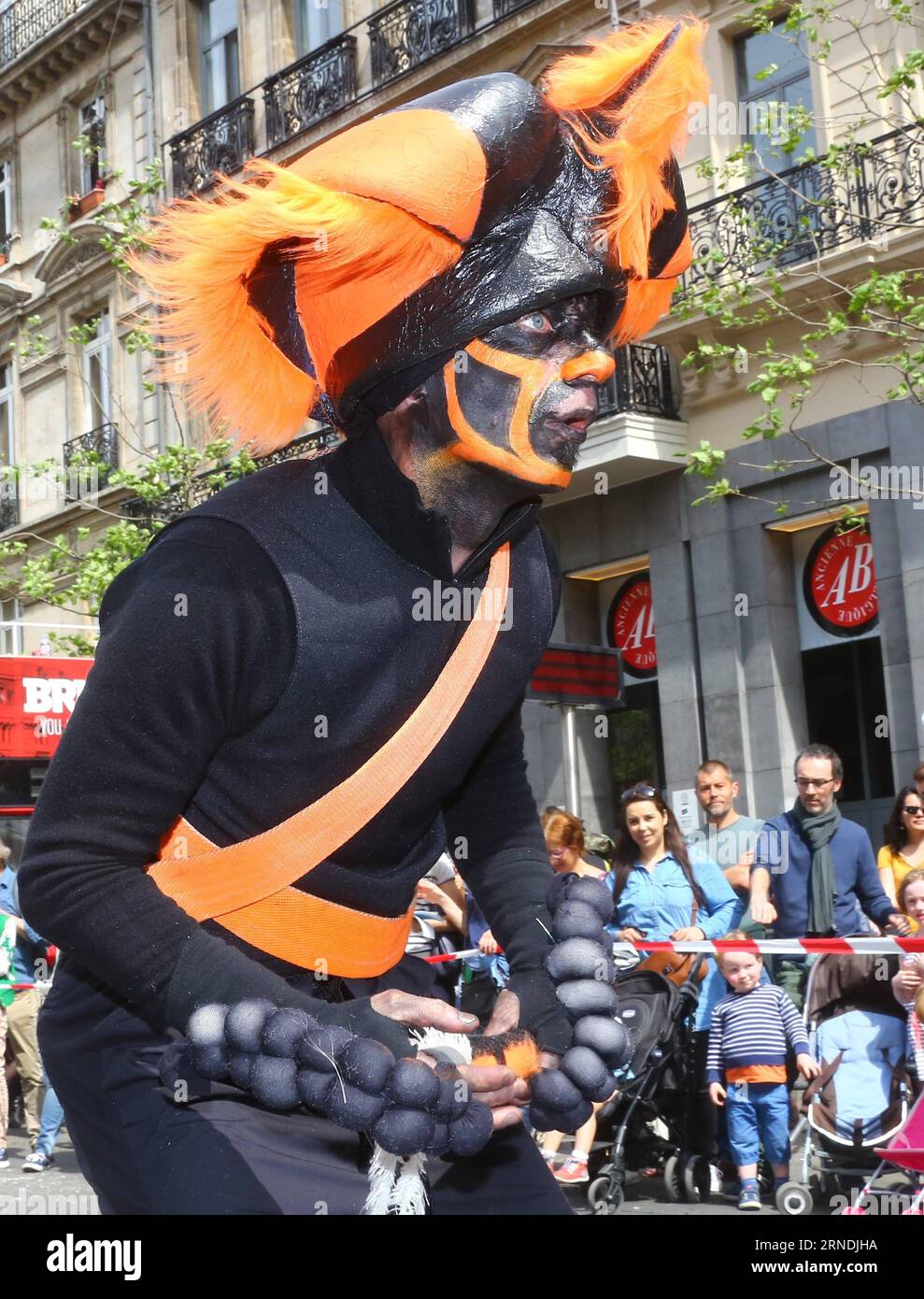 (160522) -- BRUXELLES, le 22 mai 2016 -- Un artiste participe à la parade biannuelle de Zinneke sous le thème fragil à Bruxelles, capitale de la Belgique, le 21 mai 2016.) BELGIUM-BRUSSELS-ZINNEKE PARADE GongxBing PUBLICATIONxNOTxINxCHN 160522 Bruxelles Mai 22 2016 un Performer participe à la parade biannuelle de Zinneke sous le thème fragile à Bruxelles capitale de Belgique LE 21 2016 Mai Belgique Bruxelles Zinneke Parade GongxBing PUBLICATIONxNOTxINxCHN Banque D'Images