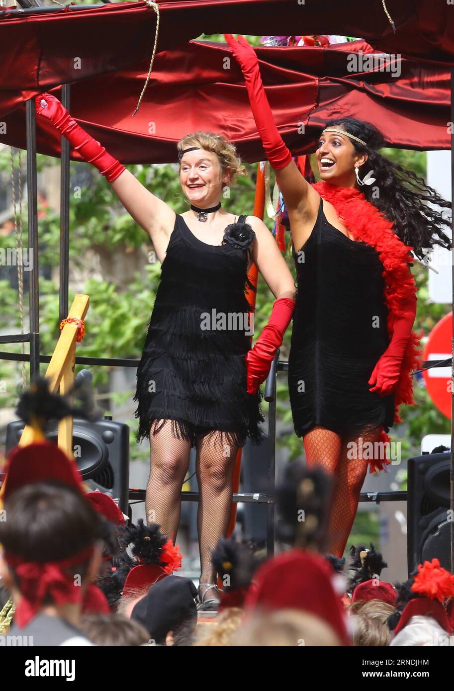 (160522) -- BRUXELLES, le 22 mai 2016 -- des artistes participent à la parade biannuelle de Zinneke sous le thème fragil à Bruxelles, capitale de la Belgique, le 21 mai 2016. BELGIUM-BRUSSELS-ZINNEKE PARADE GongxBing PUBLICATIONxNOTxINxCHN 160522 Bruxelles Mai 22 2016 les artistes participent à la parade bisannuelle Zinneke sous le thème fragile à Bruxelles capitale de Belgique LE 21 2016 mai Belgique Bruxelles Zinneke Parade GongxBing PUBLICATIONxNOTxINxCHN Banque D'Images