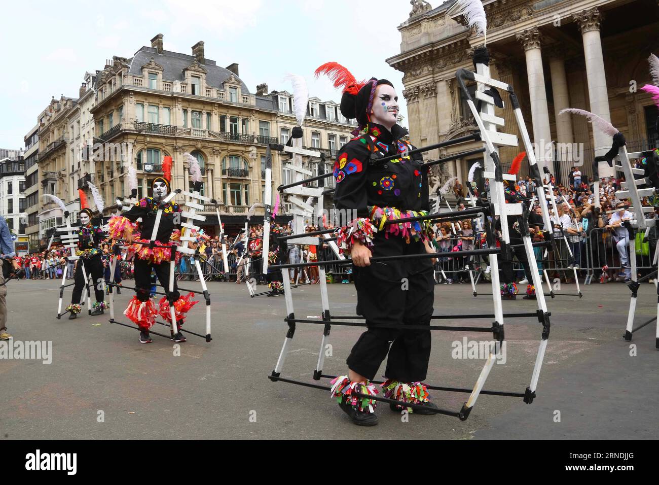 (160522) -- BRUXELLES, le 22 mai 2016 -- des artistes participent à la parade biannuelle de Zinneke sous le thème fragil à Bruxelles, capitale de la Belgique, le 21 mai 2016. BELGIUM-BRUSSELS-ZINNEKE PARADE GongxBing PUBLICATIONxNOTxINxCHN 160522 Bruxelles Mai 22 2016 les artistes participent à la parade bisannuelle Zinneke sous le thème fragile à Bruxelles capitale de Belgique LE 21 2016 mai Belgique Bruxelles Zinneke Parade GongxBing PUBLICATIONxNOTxINxCHN Banque D'Images