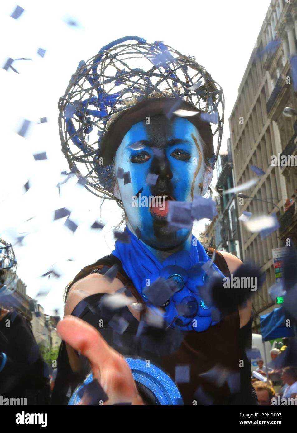 (160522) -- BRUXELLES, le 22 mai 2016 -- Un artiste participe à la parade biannuelle de Zinneke sous le thème fragil à Bruxelles, capitale de la Belgique, le 21 mai 2016.) BELGIUM-BRUSSELS-ZINNEKE PARADE GongxBing PUBLICATIONxNOTxINxCHN 160522 Bruxelles Mai 22 2016 un Performer participe à la parade biannuelle de Zinneke sous le thème fragile à Bruxelles capitale de Belgique LE 21 2016 Mai Belgique Bruxelles Zinneke Parade GongxBing PUBLICATIONxNOTxINxCHN Banque D'Images
