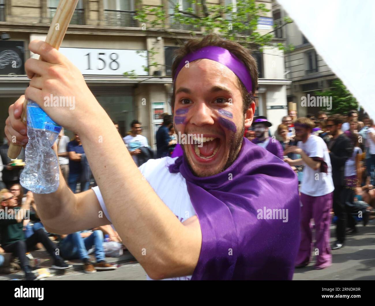 (160522) -- BRUXELLES, le 22 mai 2016 -- Un artiste participe à la parade biannuelle de Zinneke sous le thème fragil à Bruxelles, capitale de la Belgique, le 21 mai 2016.) BELGIUM-BRUSSELS-ZINNEKE PARADE GongxBing PUBLICATIONxNOTxINxCHN 160522 Bruxelles Mai 22 2016 un Performer participe à la parade biannuelle de Zinneke sous le thème fragile à Bruxelles capitale de Belgique LE 21 2016 Mai Belgique Bruxelles Zinneke Parade GongxBing PUBLICATIONxNOTxINxCHN Banque D'Images