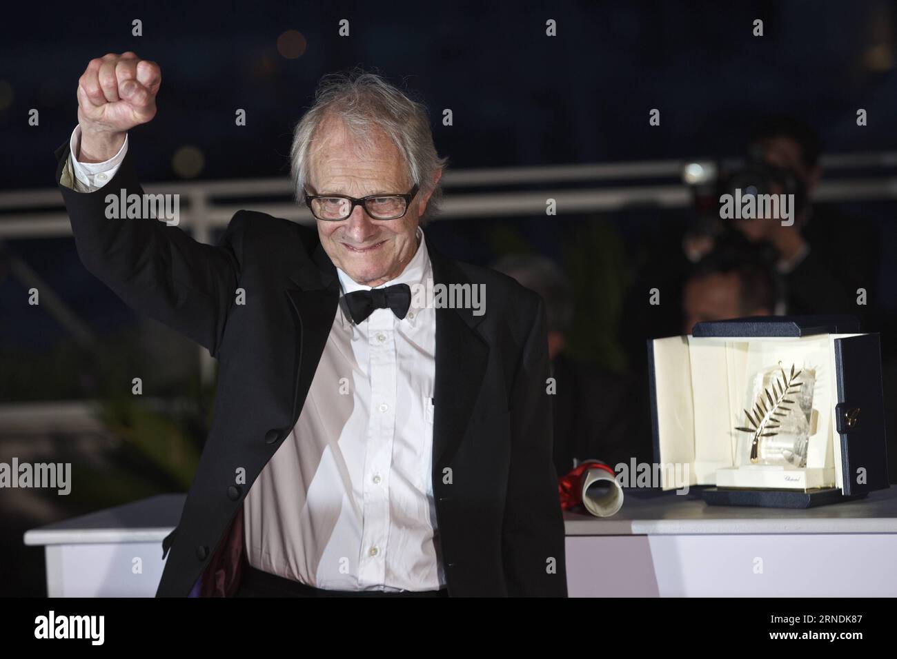 69. Festival de Cannes : Preisverleihung (160522) - CANNES, 22 mai 2016 -- le réalisateur britannique Ken Loach pose avec son trophée lors d'un photocall après avoir remporté la Palme d or Award pour le film I, Daniel Blake au 69e Festival de Cannes à Cannes, dans le sud de la France, le 22 mai 2016. FRANCE-CANNES-FILM FESTIVAL-AWARD-PHOTOCALL JinxYu PUBLICATIONxNOTxINxCHN 69 Festival de Cannes 160522 Cannes Mai 22 2016 le réalisateur britannique Ken Loach pose avec son Trophée lors d'une séance photo après avoir remporté la Palme D or Award pour le film I Daniel Blake AU 69e Festival de Cannes à Cannes Banque D'Images