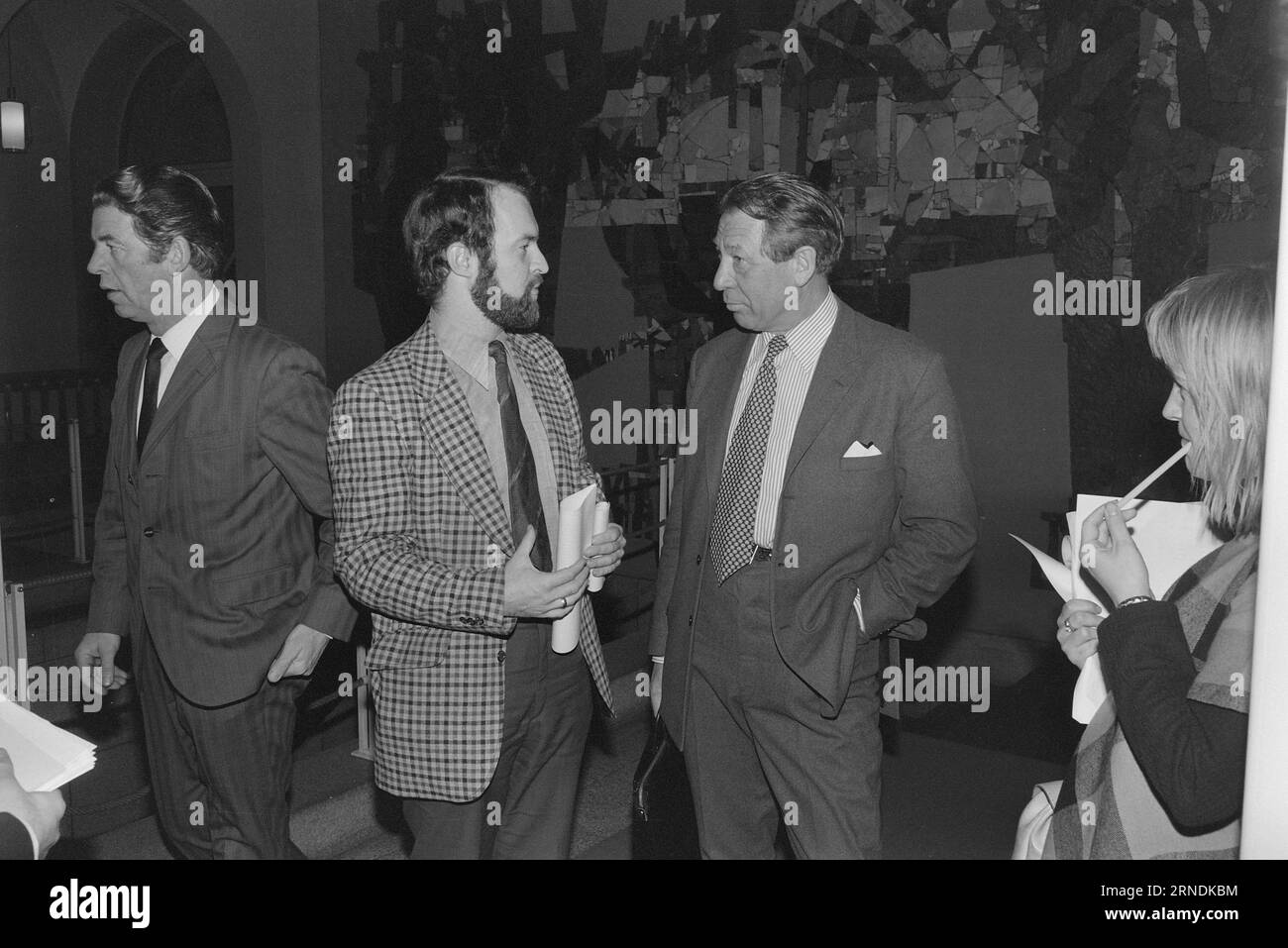 Actual 01 - 2 - 1974 : Voici Jens Evensen- comme la foudre de pétrole! Tout le chef du pétrole norvégien, Jens Evensen, a réussi l'incroyable : rester populaire malgré les injonctions et les restrictions. Aujourd'hui, un ministre du Commerce doit aussi agir comme ministre d'action. Ensuite, il prolonge également la journée de travail de la moitié de la nuit. Nous nous sommes fatigués juste de le suivre de tôt le matin à tard dans la nuit. Photo : Ivar Aaserud / Aktuell / NTB ***PHOTO NON TRAITÉE*** ce texte a été traduit automatiquement! Banque D'Images