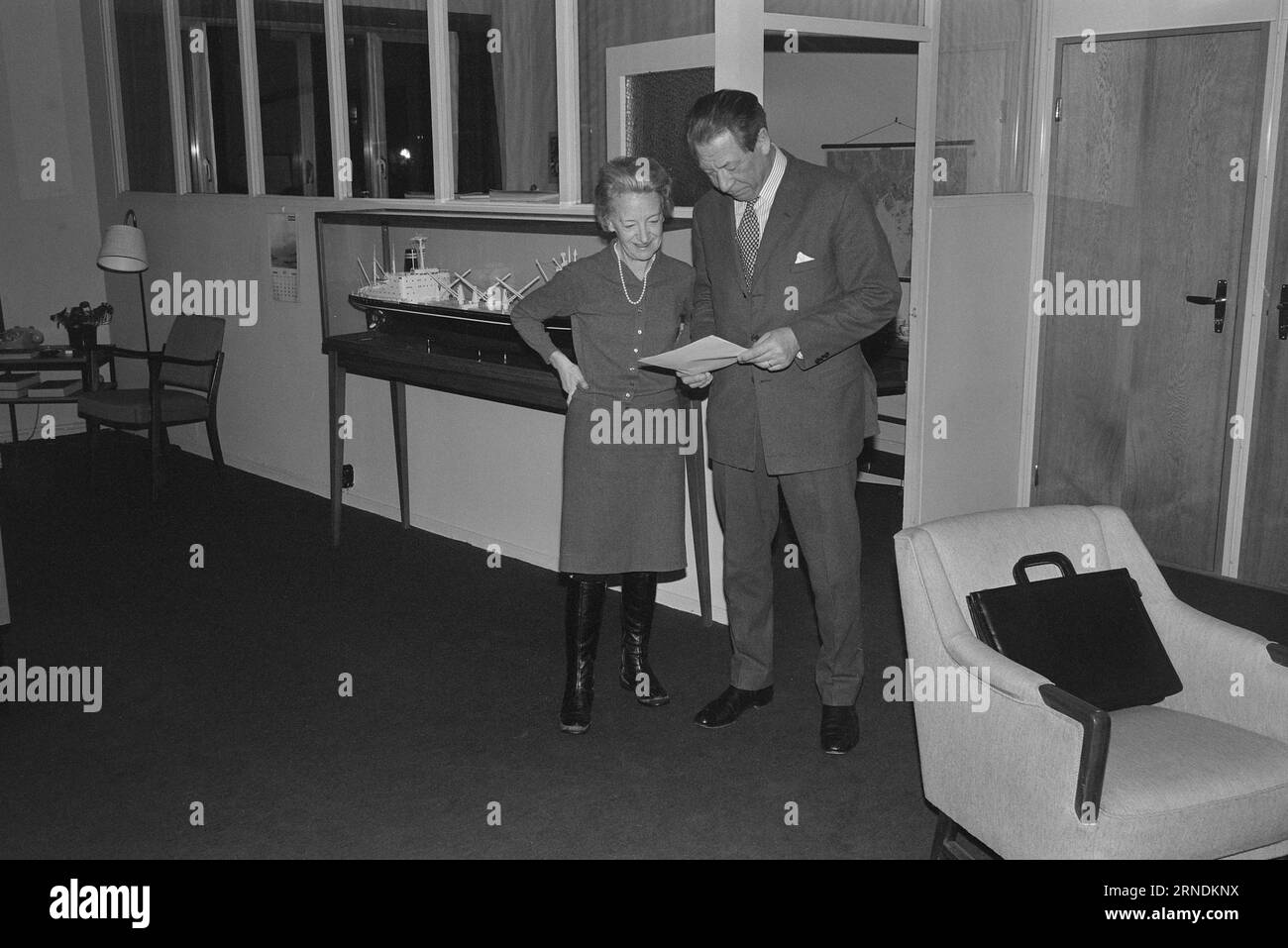 Actual 01 - 2 - 1974 : Voici Jens Evensen- comme la foudre de pétrole! Tout le chef du pétrole norvégien, Jens Evensen, a réussi l'incroyable : rester populaire malgré les injonctions et les restrictions. Aujourd'hui, un ministre du Commerce doit aussi agir comme ministre d'action. Ensuite, il prolonge également la journée de travail de la moitié de la nuit. Nous nous sommes fatigués juste de le suivre de tôt le matin à tard dans la nuit. Photo : Ivar Aaserud / Aktuell / NTB ***PHOTO NON TRAITÉE*** ce texte a été traduit automatiquement! Banque D'Images