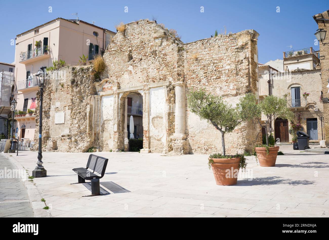 Ruines de pierre dans la vieille ville de Vasto, Vasto, province de Chieti, Abruzzes, Italie Banque D'Images
