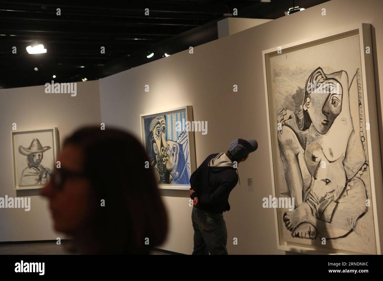 (160525) -- SAO PAULO, 25 mai 2016 -- les visiteurs visitent l'exposition Picasso : main éduquée, oeil sauvage , à l'Institut Tomie Ohtake, à Sao Paulo, Brésil, le 25 mai 2016. L'exposition qui a ouvert au public cette semaine rassemble 116 œuvres retraçant la vie de l'artiste espagnol Pablo Picasso, et durera du 22 mai au 14 août à Sao Paulo. (rp) (jg) BRÉSIL-SAO PAULO-PICASSO-EXPOSITION RahelxPatrasso PUBLICATIONxNOTxINxCHN 160525 Sao Paulo Mai 25 2016 visiteurs visite guidée de l'exposition Picasso Educated Hand Wild Eye À Tomie Ohtake Institute à Sao Paulo Brésil LE 25 2016 mai l'Exhi Banque D'Images