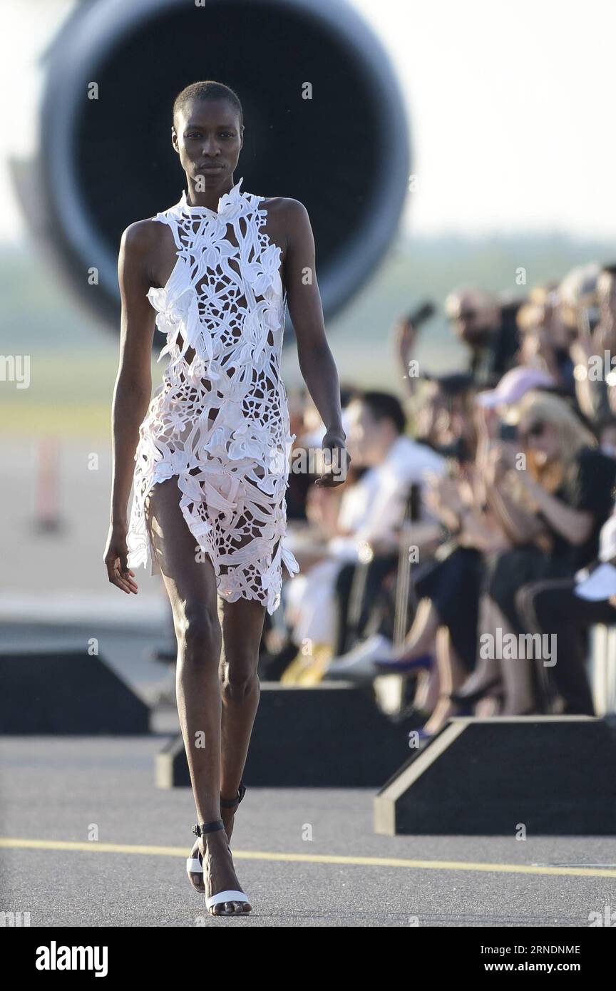 Models a présenté la collection de Bora Aksu, un créateur de mode turc basé à Londres, lors de l'Ultimate Runway Fashion Show à l'aéroport d'Helsinki, Finlande, le 24 mai 2016. Un défilé de mode unique a eu lieu mardi soir sur la piste 2 de l'aéroport d'Helsinki, qui a été transformée en passerelle et a permis à sept designers de Chine, Corée, Japon, Royaume-Uni, Suède, Danemark et Finlande pour présenter leurs collections. ) FINLANDE-HELSINKI-AÉROPORT DÉFILÉ DE MODE SergeixStepanov PUBLICATIONxNOTxINxCHN modèles présentés Collection de Bora Aksu un créateur de mode turc basé à Londres lors de l'Ultimate Runwa Banque D'Images