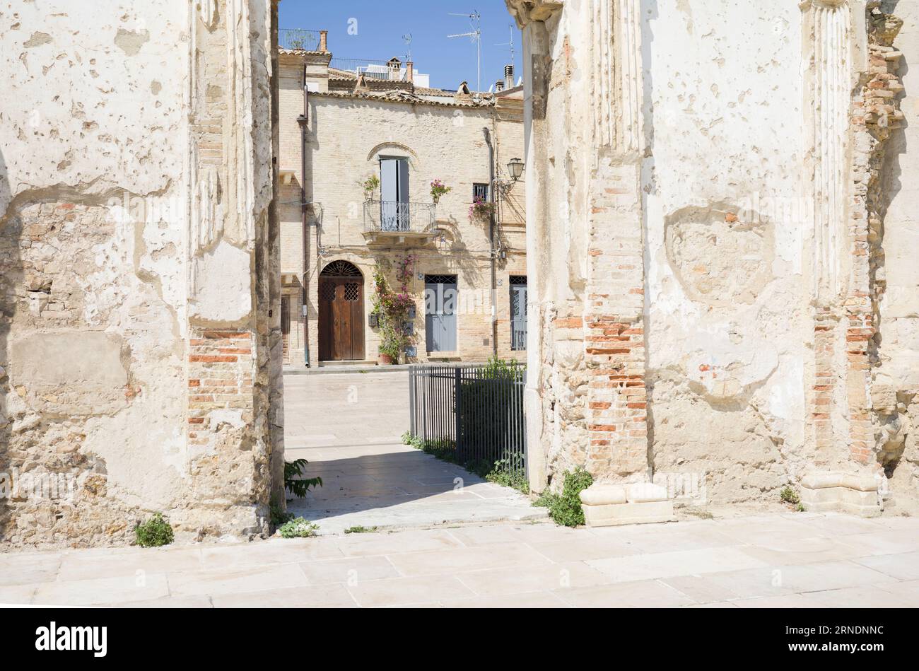 Ruines de pierre dans la vieille ville de Vasto, Vasto, province de Chieti, Abruzzes, Italie Banque D'Images