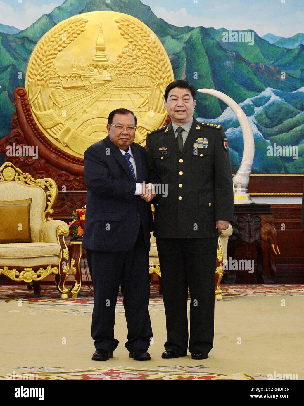 VIENTIANE, le 26 mai 2016 -- le président lao Bounnhang Vorachit (à gauche) rencontre le ministre chinois de la Défense, Chang Wanquan, à Vientiane, la capitale lao, le 26 mai 2016. LAOS-VIENTIANE-lao PRÉSIDENT DE lao-MINISTRE CHINOIS DE LA DÉFENSE RENCONTRE LiuxAilun PUBLICATIONxNOTxINxCHN Vientiane Mai 26 2016 le Président de lao Bounnhang Vorachit rencontre les ministres chinois de la Défense Chang Wanquan dans la capitale lao Vientiane LE 26 2016 mai Laos Vientiane Président de lao Réunion des ministres chinois de la Défense LiuxAilun PUBLICATIONxNOTxINxINXCHN Banque D'Images