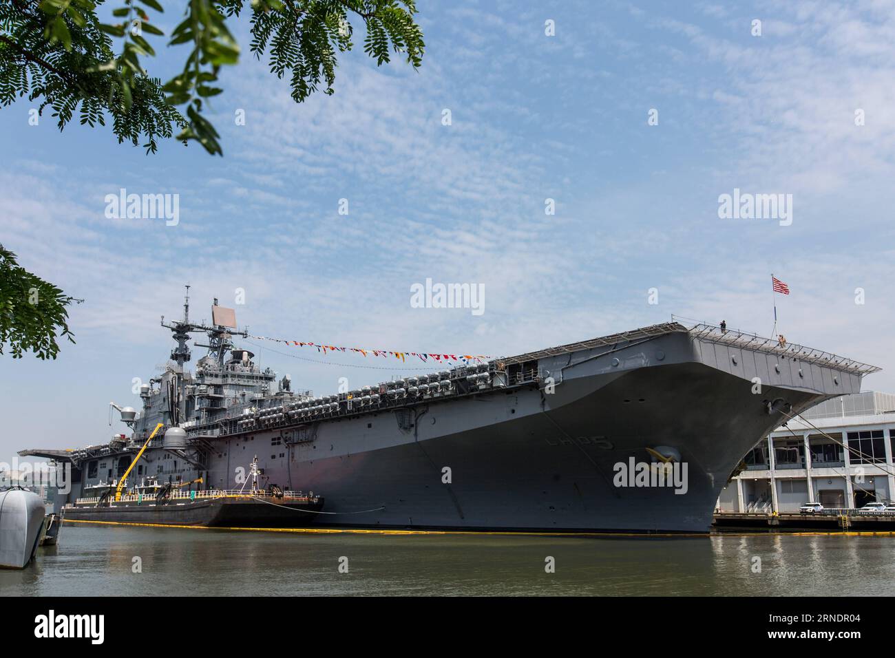 La photo prise le 27 mai 2016 montre l'USS Bataan (LHD-5), navire d'assaut amphibie de classe Wasp, amarré le long du quai 88 à Manhattan lors de la 28e semaine annuelle de la flotte de New York à New York, aux États-Unis. La semaine de la flotte de New York a lieu du 25 au 30 mai, au cours de laquelle des centaines d'hommes et de femmes des forces armées visitent New York dans le cadre des commémorations du Memorial Day. U.S.-NEW YORK-FLEET WEEK-USS BATAAN LixMuzi PUBLICATIONxNOTxINxCHN la photo prise LE 27 2016 mai montre le navire d'assaut amphibie USS Bataan LHD 5 Wasp Class amarré le long du quai 88 à Manhattan lors de la 28e édition annuelle du New y Banque D'Images