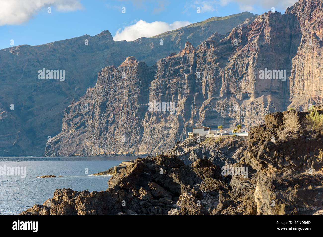 Vue sur les falaises massives de Los Gigantes sur la côte ouest de Ténérife. Îles Canaries, Espagne Banque D'Images