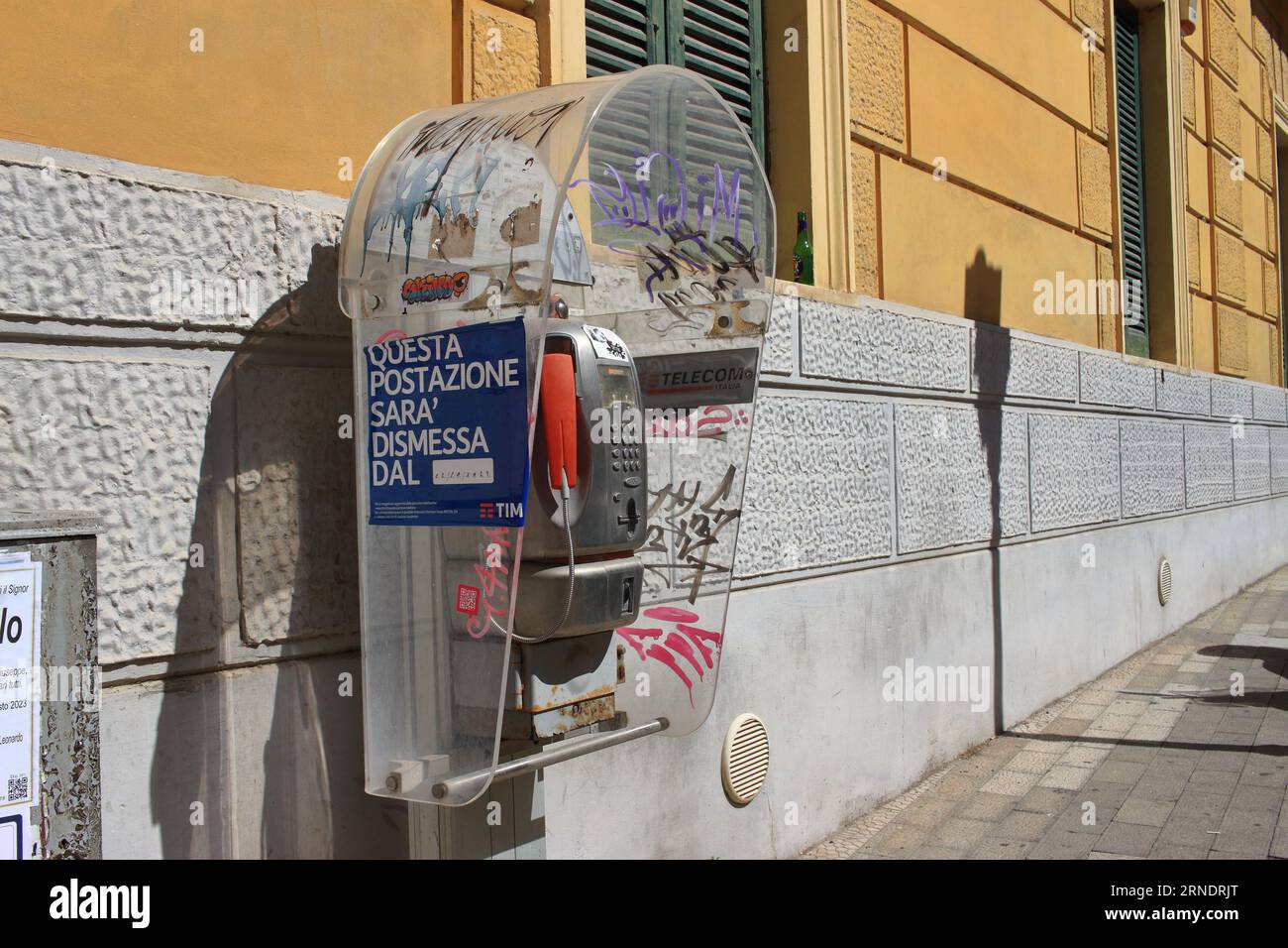 Dans toute la ville de Salerne, ainsi que dans tout le territoire national italien ces dernières semaines, TIM (TIM est une marque italienne de Telecom Italia active dans le secteur de la téléphonie mobile et fixe. Il a été le premier opérateur à consolider sur le marché italien et l'un des premiers au niveau européen dans ce domaine, à l'origine avec le système analogique TACS) a commencé l'élimination de presque toutes les anciennes cabines téléphoniques publiques, tombé en désuétude ces dernières années en raison de la forte présence des téléphones mobiles. Le retrait a été annoncé par les panneaux appropriés placés sur les stands et Will Banque D'Images