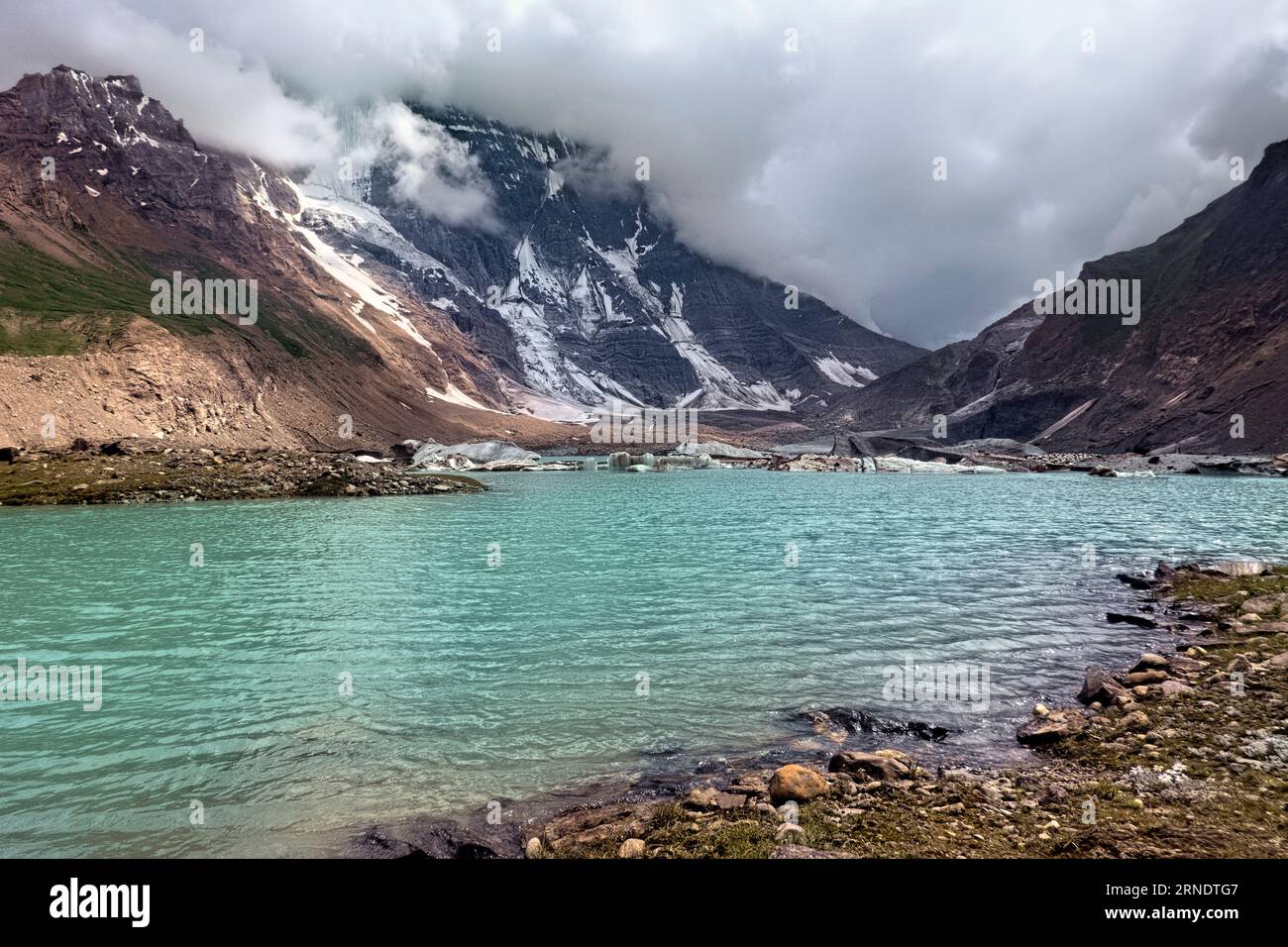 Lac glaciaire iceberg sous le col Lomvilad, vallée de Warwan, chaîne de Pir Panjal, Cachemire, Inde Banque D'Images