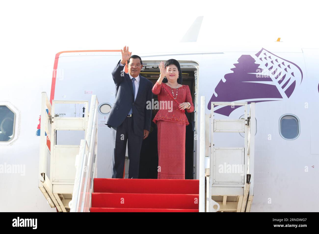 (160601) -- PHNOM PENH, le 1 juin 2016 -- le Premier ministre cambodgien Hun Sen et son épouse Bun Rany font un bond aux gens depuis un avion à Phnom Penh le 1 juin 2016. Hun Sen s'est rendu mercredi en Malaisie pour un forum économique mondial et une visite officielle. (Zhf) CAMBODGE-PHNOM PENH-PM-MALAISIE Sovannara PUBLICATIONxNOTxINxCHN Banque D'Images