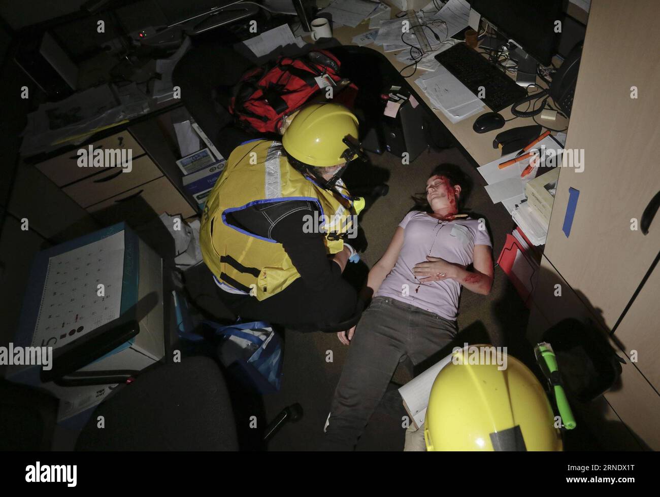 Les membres de l'équipe d'urgence sauvent un élève blessé lors d'un scénario pendant l'exercice d'entraînement en cas de catastrophe à Burnaby, Canada, le 1 juin 2016. Le British Columbia Institute of Technology (BCIT) mène un exercice biennal d'intervention d'urgence à grande échelle. Cette année, l exercice teste les compétences des équipes d urgence du BCIT en réponse à une explosion simulée de grande chaudière. ) (Zjy) CANADA-BURNABY-EXERCICE D'INTERVENTION D'URGENCE LiangxSen PUBLICATIONxNOTxINxCHN membres de l'équipe D'URGENCE sauvetage d'un élève blessé LORS D'un scénario pendant l'EXERCICE de formation en cas de catastrophe à Burnaby Canada juin 1 2016 British Columbia Institut Banque D'Images