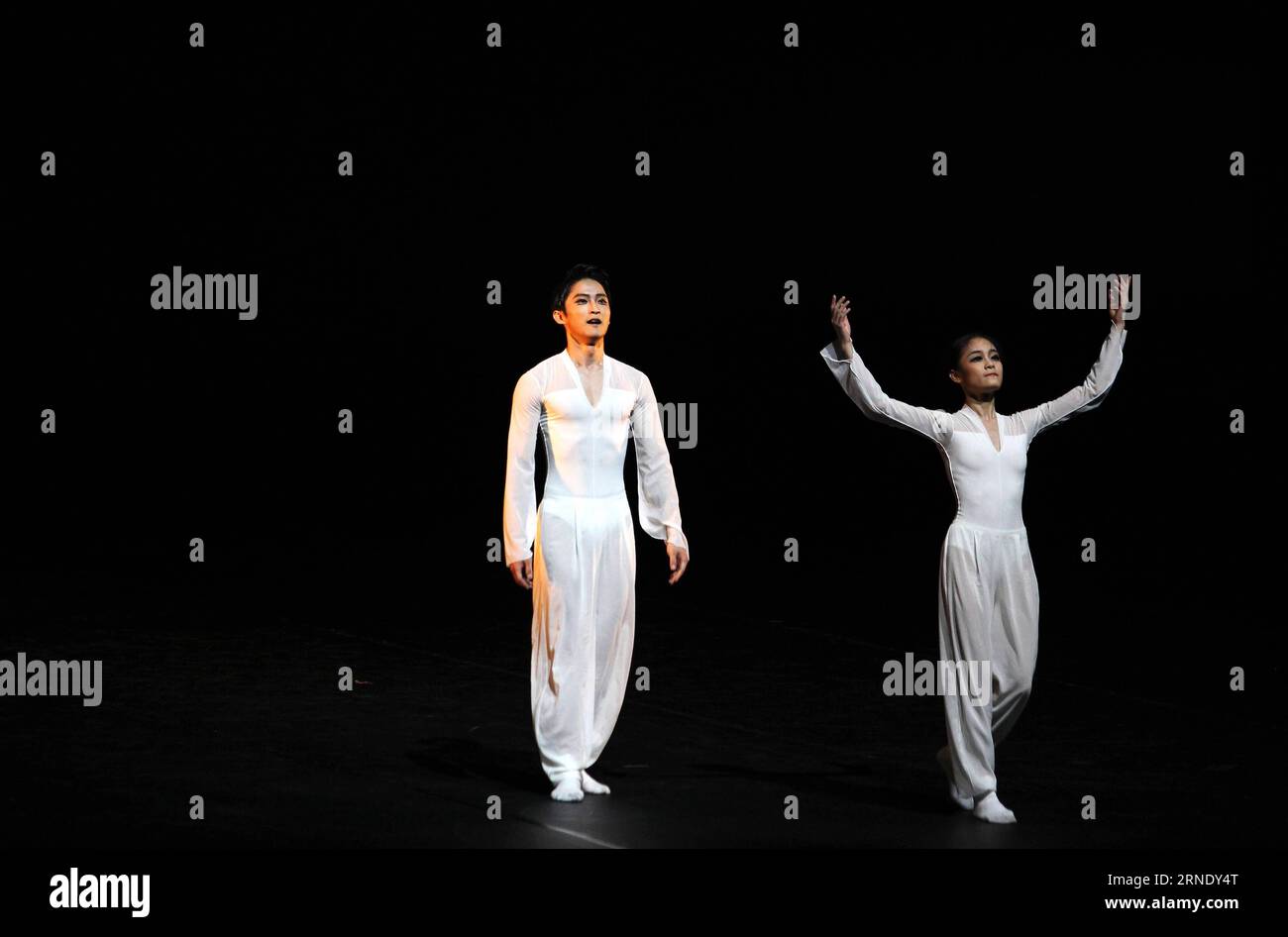 (160603) -- HELSINKI, June 3, 2016 -- Heesun Kim (R) of South Korea salutes to the audience in Helsinki, Finland, June 2, 2016. The Eighth Helsinki International Ballet Competition concluded on June 2. A total of 88 ballet dancers from 24 countries were accepted into the competition. The Grand Prix was awarded to South Korean player Heesun Kim. Six Chinese players won prizes in the competition. Being one of the most prestigious competitions in the world, Helsinki International Ballet Competition is held every four years. ) FINLAND-HELSINKI-BALLET-COMPETITION LixJizhi PUBLICATIONxNOTxINxCHN   1 Banque D'Images