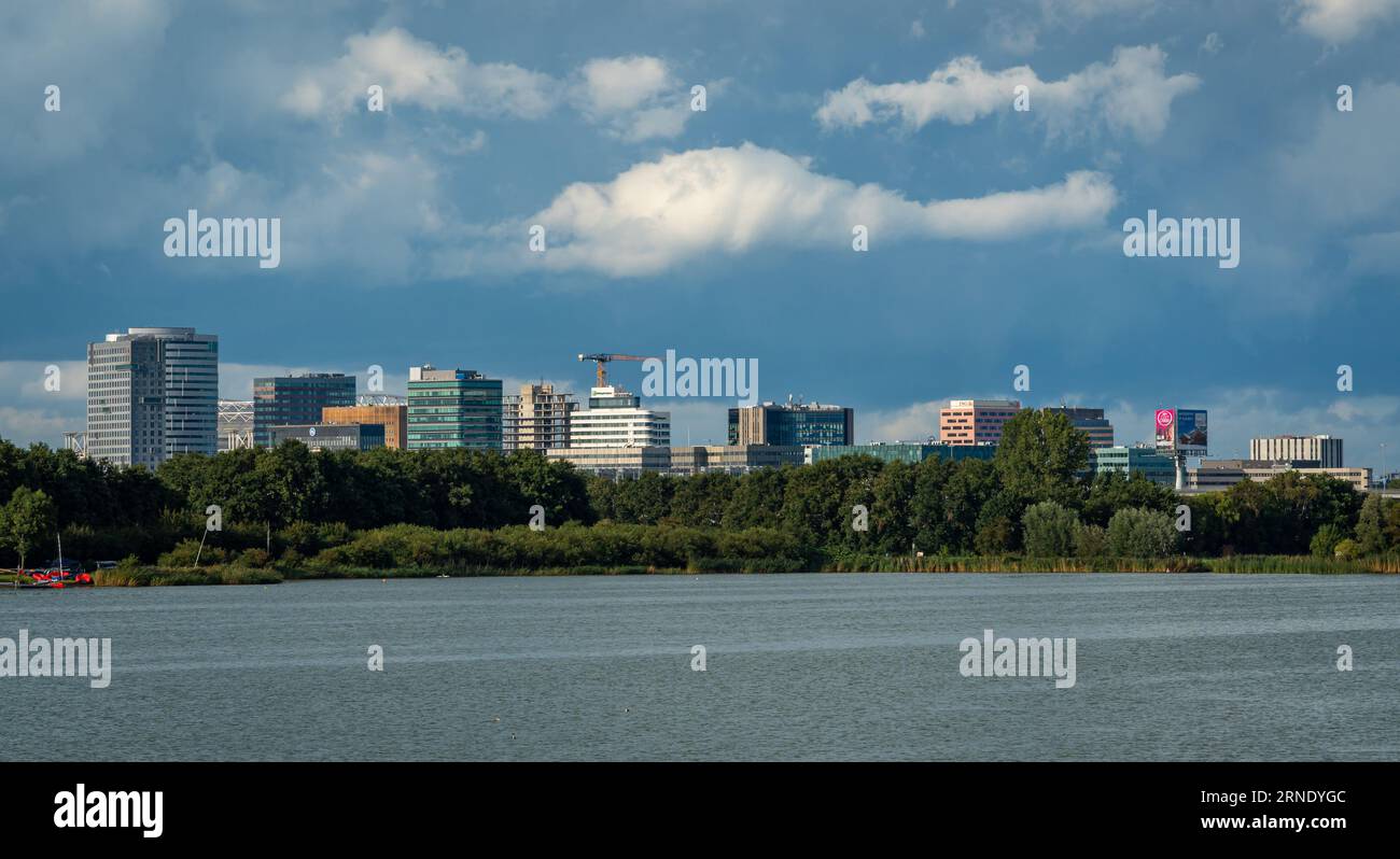 Amsterdam, pays-Bas, 26.08.2023, Skyline of Amsterdam zuidoost, immeubles de bureaux modernes vus du lac Ouderkerkerplas Banque D'Images