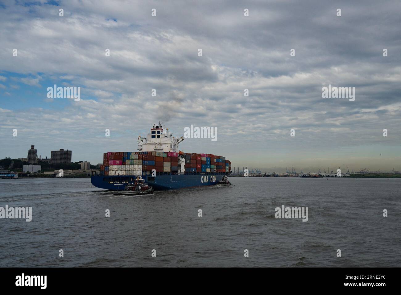 New York, USA - 21 juillet 2023 : un cargo, chargé de conteneurs, quitte la baie de New york. Banque D'Images