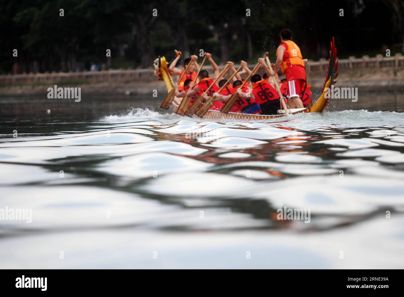 (160607) -- XIAMEN, le 7 juin 2016 -- des membres d'une brigade de pompiers assistent à une course de bateaux-dragons sur le lac Yudang à Xiamen, dans la province du Fujian du sud-est de la Chine, le 7 juin 2016. Plus de 100 pompiers de 8 équipes ont participé à la course pour célébrer le prochain Dragon Boat Festival qui tombe le 9 juin de cette année. (Zhs) CHINA-FUJIAN-DRAGON BOAT RACE (CN) ZengxDemeng PUBLICATIONxNOTxINxCHN 160607 Xiamen juin 7 2016 des membres d'une brigade de pompiers participent à une course de bateaux-dragons SUR le lac Yundang dans le sud-est de la Chine sud province du Fujian juin 7 2016 plus de 100 pompiers de 8 équipes ont participé à la R Banque D'Images