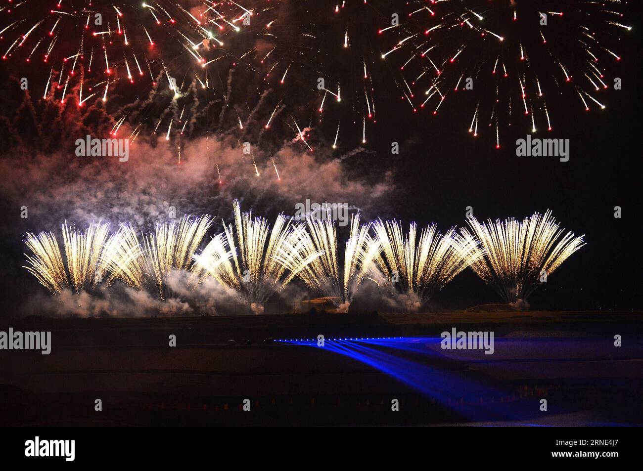 YICHANG, le 8 juin 2016 -- une photo prise le 8 juin 2016 montre un concert de feu d'artifice tenu dans le comté de Zigui, dans la province du Hubei, en Chine centrale. Zigui est la ville natale de Qu Yuan, un poète patriotique qui s'est noyé avant que son État ne tombe sous l'invasion de l'ennemi pendant la période des États combattants (475-221 av. J.-C.). Le concert de feu d'artifice a eu lieu ici pour le commémorer mercredi avant le Festival de Duanwu qui tombe le 9 juin de cette année. (Zwx) CHINA-HUBEI-QU YUAN-HOMETOWN-FIREWORK CONCERT (CN) ZhengxJiayu PUBLICATIONxNOTxINxCHN Yichang juin 8 2016 photo prise LE 8 2016 juin montre un héros de concert de feu d'artifice Banque D'Images