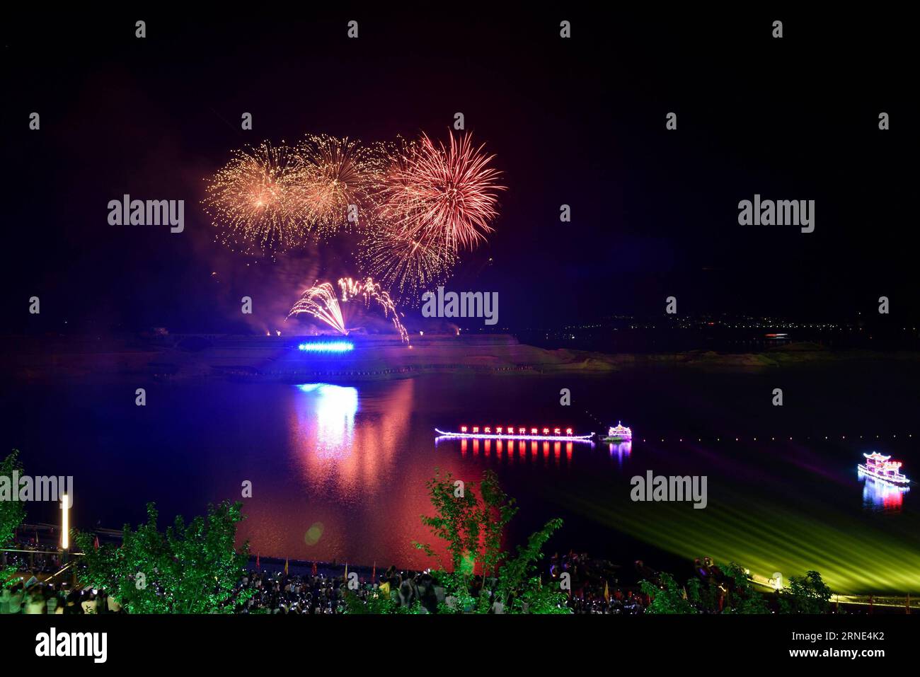 YICHANG, le 8 juin 2016 -- une photo prise le 8 juin 2016 montre un concert de feu d'artifice tenu dans le comté de Zigui, dans la province du Hubei, en Chine centrale. Zigui est la ville natale de Qu Yuan, un poète patriotique qui s'est noyé avant que son État ne tombe sous l'invasion de l'ennemi pendant la période des États combattants (475-221 av. J.-C.). Le concert de feu d'artifice a eu lieu ici pour le commémorer mercredi avant le Festival de Duanwu qui tombe le 9 juin de cette année. (Zwx) CHINA-HUBEI-QU YUAN-HOMETOWN-FIREWORK CONCERT(CN) WangxJiaman PUBLICATIONxNOTxINxCHN Yichang juin 8 2016 photo prise LE 8 2016 juin montre un héros de concert de feu d'artifice dans Banque D'Images