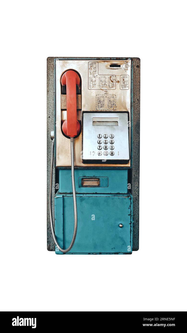 Vieux téléphone public à pièces de monnaie vintage isolé sur fond blanc, téléphone rétro avec vue de face Banque D'Images