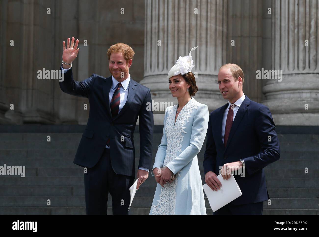 (160610) -- LONDRES, 10 juin 2016 -- le prince William (R), duc de Cambridge, son épouse Catherine (C), duchesse de Cambridge, et le prince Harry quittent St. Cathédrale de Paul après le service national de Thanksgiving pour marquer le 90e anniversaire de la reine le 10 juin 2016 à Londres, en Grande-Bretagne. BRITAIN-LONDON-ROYAL-NATIONAL SERVICE OF THANKSGIVING HanxYan PUBLICATIONxNOTxINxCHN 160610 Londres juin 10 2016 Grande-Bretagne S Prince William r Duc de Cambridge son épouse Catherine C Duchesse de Cambridge et le Prince Harry quittent la cathédrale St Paul S après le service national de Thanksgiving pour marquer la Reine S 9 Banque D'Images