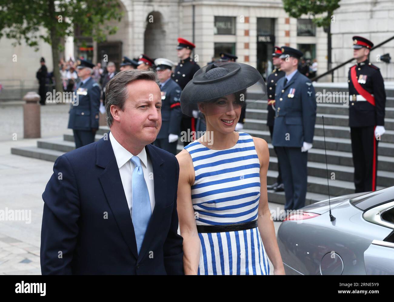 (160610) -- LONDRES, le 10 juin 2016 -- le Premier ministre britannique David Cameron (à gauche) et son épouse Samantha arrivent à St. Cathédrale de Paul pour le service national de Thanksgiving pour marquer le 90e anniversaire de la reine le 10 juin 2016 à Londres, en Grande-Bretagne. ROYAUME-UNI-LONDRES-ROYAL-NATIONAL SERVICE DE THANKSGIVING HanxYan PUBLICATIONxNOTxINxCHN 160610 Londres juin 10 2016 les premiers ministres britanniques David Cameron l et son épouse Samantha arrivent À la cathédrale St Paul S pour le service national de Thanksgiving pour marquer le 90e anniversaire de la reine S LE 10 2016 juin à Londres Grande-Bretagne Londres Royal service national de Banque D'Images