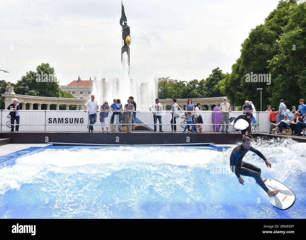 (160611) -- VIENNE, le 11 juin 2016 -- Un homme surfe dans une piscine à vagues construite à Vienne, Autriche, le 11 juin 2016. La piscine à vagues de Vienne est ouverte de 10 H à 10 H jusqu'en septembre. ) AUSTRIA-VIENNA-SURFING QianxYi PUBLICATIONxNOTxINxCHN 160611 Vienne juin 11 2016 un homme surfe dans une piscine à vagues construite à Vienne Autriche juin 11 2016 la piscine à vagues à Vienne ouvre de 10 a M à 10 P M jusqu'en septembre Autriche Vienne Surfing QianxYi PUBLICATIONxNOTxINxCHN Banque D'Images