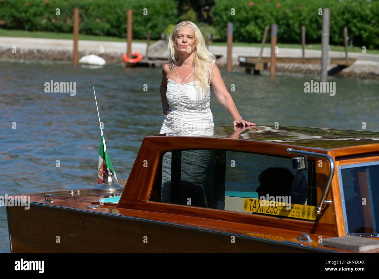 Venise, Italie. 01 septembre 2023. Angela Schanelec arrive au quai de l'Hôtel Excelsior sur le Lido de Venise pour le 80e Festival du film de Venise 2023. Crédit : SOPA Images Limited/Alamy Live News Banque D'Images