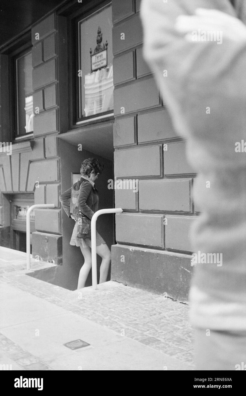 Réel 34 - 30 - 1974 : la police va en guerre contre les filles de la rue le quartier de plaisir de Copenhague doit être nettoyé. La prostitution doit sortir de la rue pour aller dans les bars et les hôtels. La façade doit être impeccable! La police roule constamment et patrouille Vesterbro. Il est devenu plus difficile pour les filles de plaisir de Copenhague de détourner des clients dans la rue. Photo : Aktuell / NTB ***PHOTO NON TRAITÉE*** ce texte a été traduit automatiquement! Banque D'Images