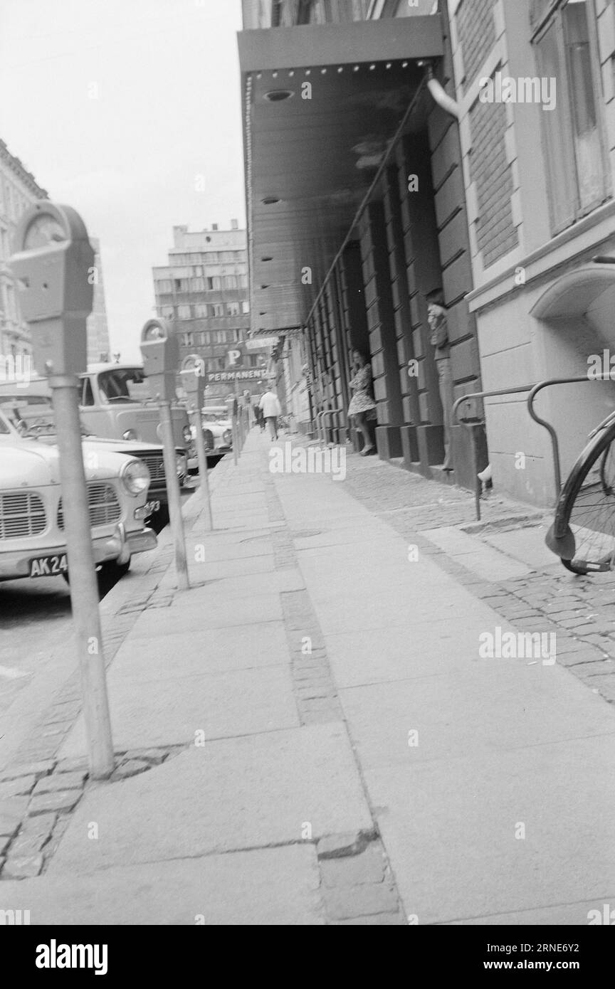 Réel 34 - 30 - 1974 : la police va en guerre contre les filles de la rue le quartier de plaisir de Copenhague doit être nettoyé. La prostitution doit sortir de la rue pour aller dans les bars et les hôtels. La façade doit être impeccable! Photo : Aktuell / NTB ***PHOTO NON TRAITÉE*** ce texte a été traduit automatiquement! Banque D'Images