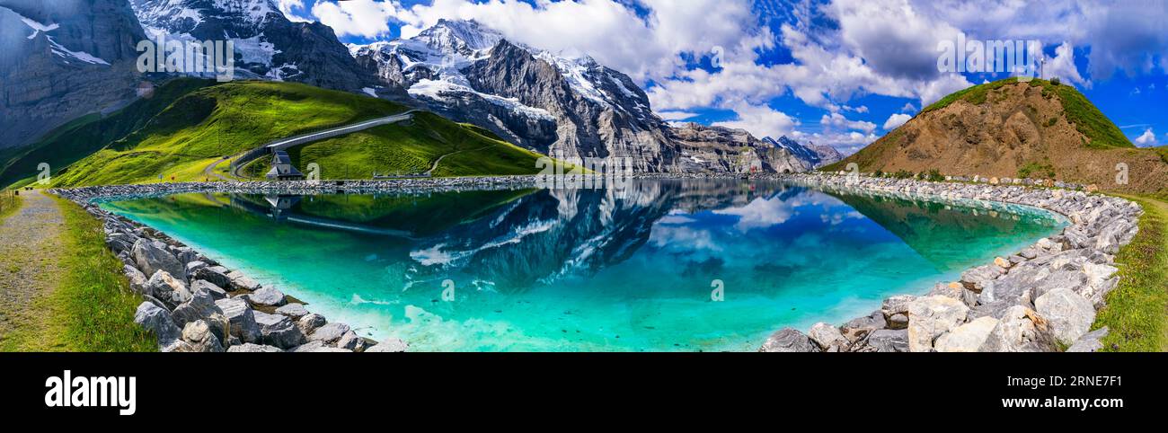 Nature suisse étonnante. Vue panoramique sur le lac Fallboden avec eau turquoise et reflets de sommets enneigés. Kleine Scheidegg passe de montagne célèbre FO Banque D'Images