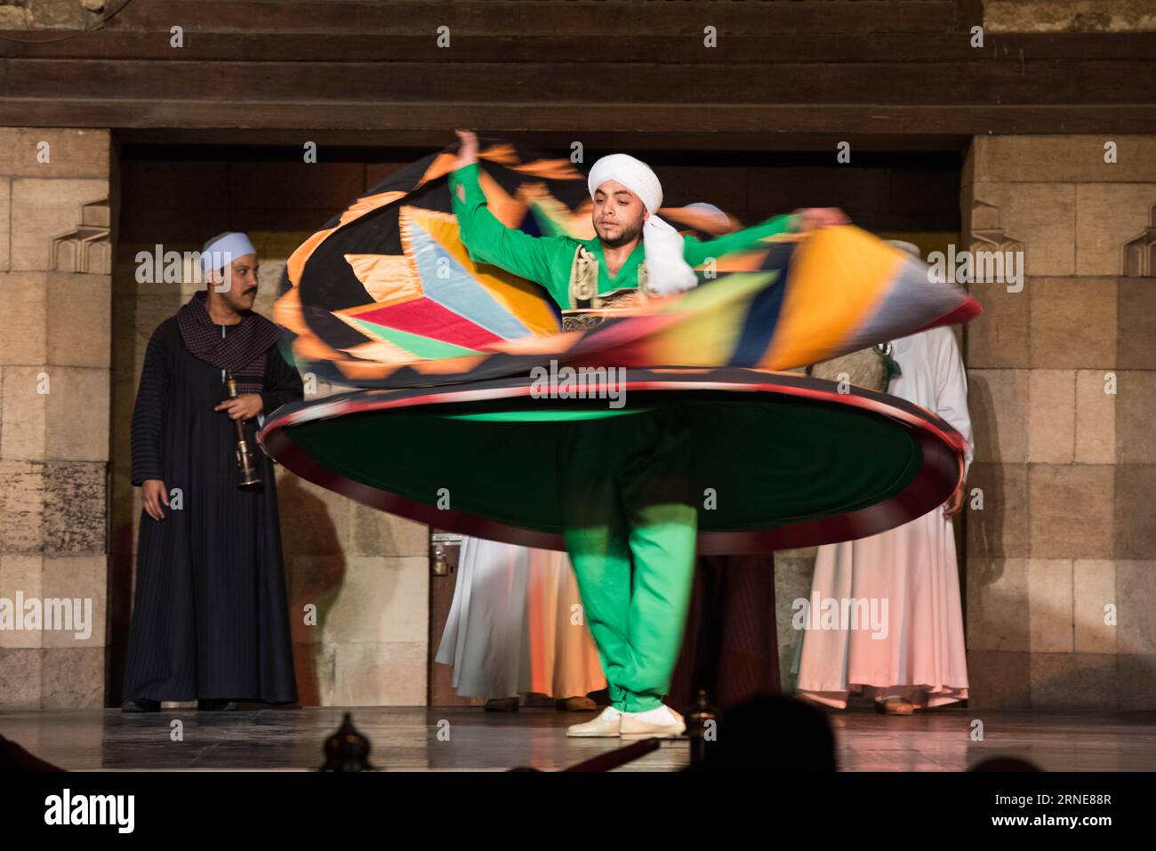 (160614) -- LE CAIRE, 13 juin 2016 -- une danseuse égyptienne interprète la Tanoura, une version égyptienne de la danse soufi, lors d'un spectacle nocturne pendant le mois sacré du ramadan, au Palais Al Ghouri au Caire, Égypte, le 13 juin 2016.) EGYPT-CAIRO-RAMADAN-SOUFI DANSE MengxTao PUBLICATIONxNOTxINxCHN 160614 le Caire juin 13 2016 à la danseuse égyptienne interprète la Tanoura à la version égyptienne de la danse soufi LORS d'un spectacle nocturne pendant le mois de jeûne du Ramadan au Palais Al Ghouri au Caire Egypte juin 13 2016 Egypte le Caire Ramadan danse soufi MengxNOTxINxCHN Banque D'Images