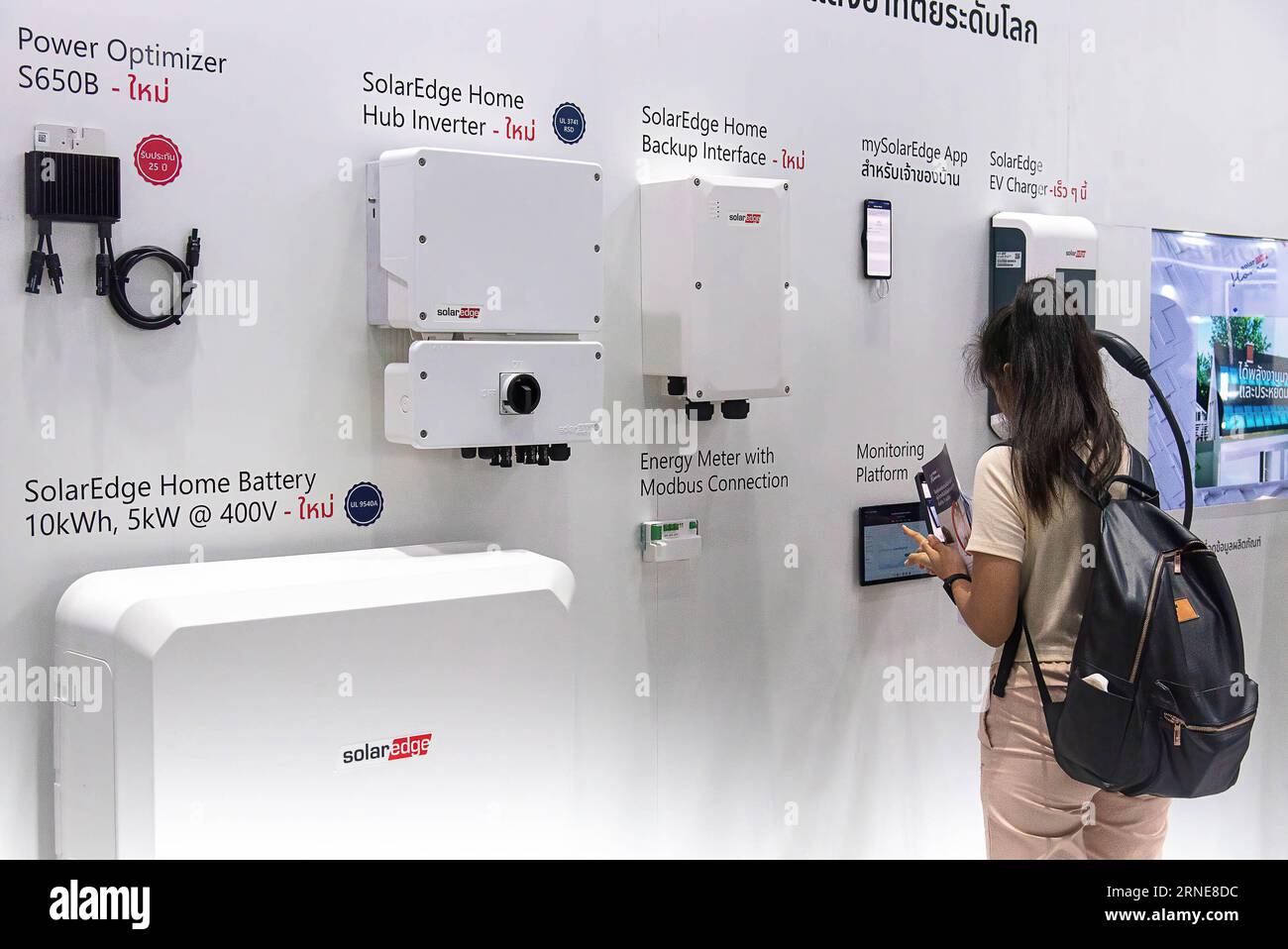 Bangkok, Thaïlande. 01 septembre 2023. Un visiteur inspecte les produits au kiosque SolarEdge pendant l’événement au Queen Sirikit National Convention Center. La semaine de l'énergie durable de l'ASEAN 2023 est la vitrine de l'innovation dans les énergies renouvelables et des technologies environnementales réunissant des innovateurs internationaux, des investisseurs, des experts technologiques et des entreprises de tous les secteurs pour exposer leurs dernières technologies des solutions énergétiques intelligentes, des véhicules à énergie propre. (Photo de Peerapon Boonyakiat/SOPA image/Sipa USA) crédit : SIPA USA/Alamy Live News Banque D'Images