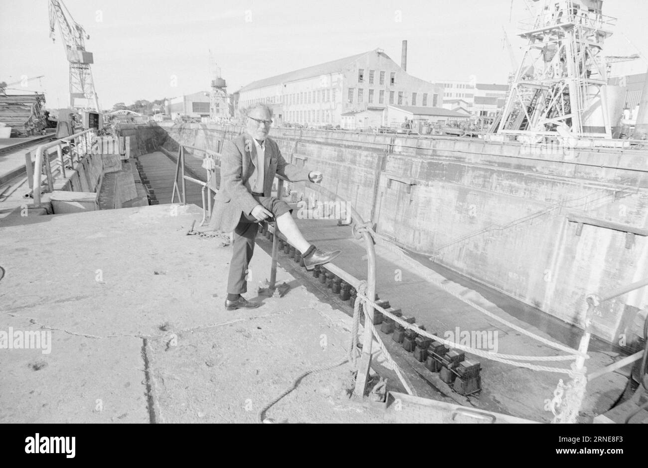 Réel 26 - 1 - 1974 : J'ai été détruit par empoisonnement Gunnar Olsen est descendu dans le réservoir d'un navire pour pulvériser une substance nouvelle et inconnue il y a plus de huit ans. Depuis lors, il est malade et incapable de travailler, mais il n'a jamais reçu de compensation. Les doutes sur la cause de la maladie d'un travailleur profitent presque toujours aux personnes au pouvoir. Photo : Aage Storløkken / Aktuell / NTB ***PHOTO NON TRAITÉE*** ce texte a été traduit automatiquement! Banque D'Images