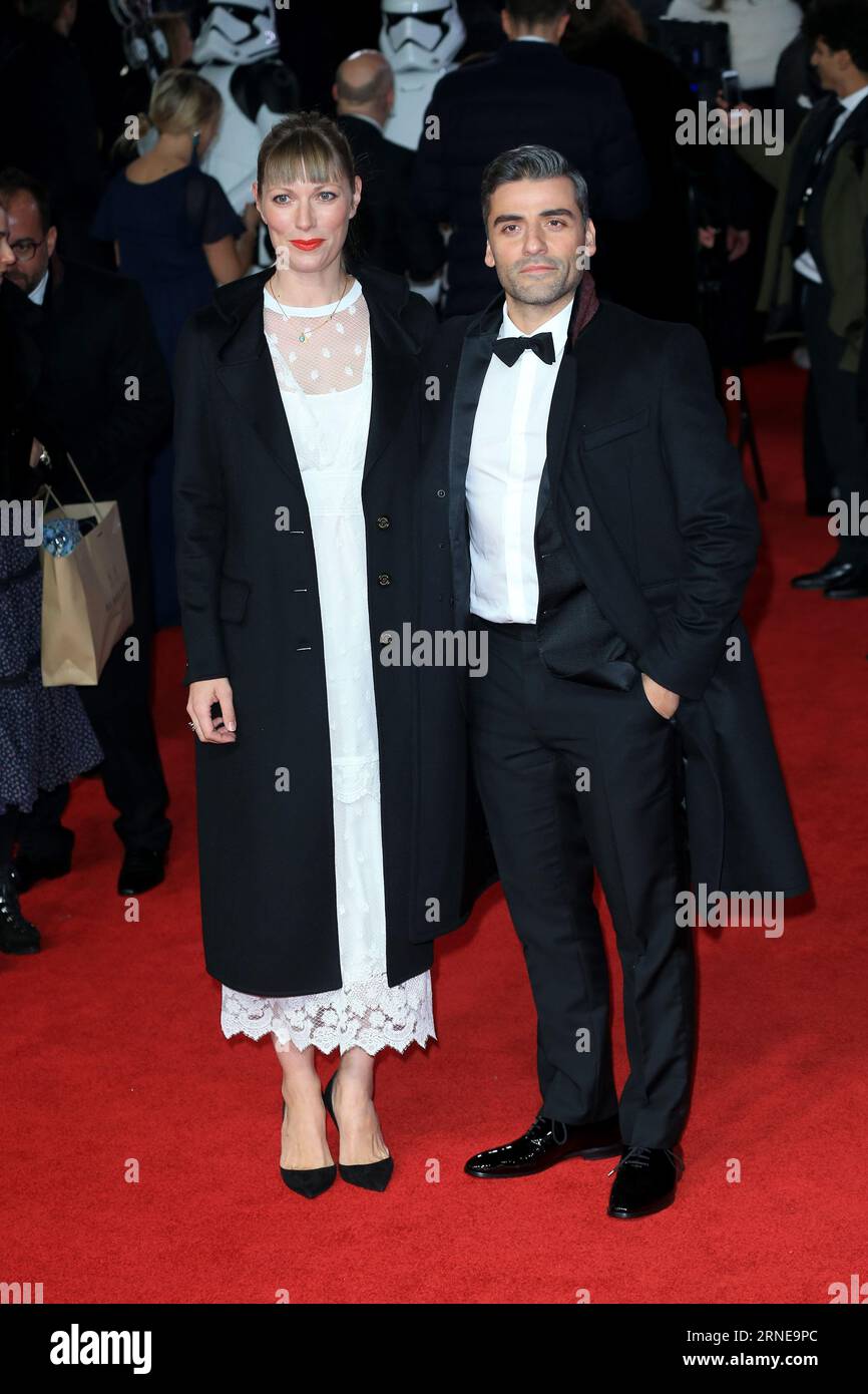Oscar Isaac (à droite) et sa partenaire Elvira Lind assistent à la première européenne de Star Wars : The Last Jedi au Royal Albert Hall de Londres, en Angleterre. Banque D'Images