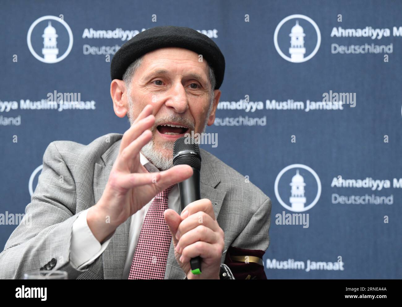 Stuttgart, Allemagne. 01 septembre 2023. Le président de la communauté ahmadiyya en Allemagne, Abdullah Uwe Wagishauser, s'entretient avec des journalistes lors d'une conférence de presse au Messe Stuttgart. Selon ses propres informations, la plus ancienne communauté musulmane d’Allemagne célèbre son 100e anniversaire. Crédit : Bernd Weißbrod/dpa/Alamy Live News Banque D'Images