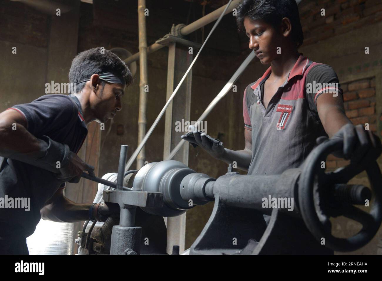 (160616) -- DHAKA, le 16 juin 2016 -- des enfants bangladais travaillent dans une usine de pots pour gagner de l'argent pour leur famille à Dhaka, Bangladesh, le 15 juin 2016. Le Bangladesh est une fois de plus sous les feux de la rampe car un grand nombre d ' enfants sont employés dans de petites usines du pays. BANGLADESH-DHAKA-CHILD LABOR SharifulxIslam PUBLICATIONxNOTxINxCHN 160616 Dhaka juin 16 2016 des enfants bangladais travaillent DANS une usine de pot pour gagner de l'argent pour leur famille à Dhaka Bangladesh juin 15 2016 le Bangladesh EST une fois de plus sous les feux des projecteurs car un grand nombre d'enfants sont employés dans de petites usines du pays Banque D'Images
