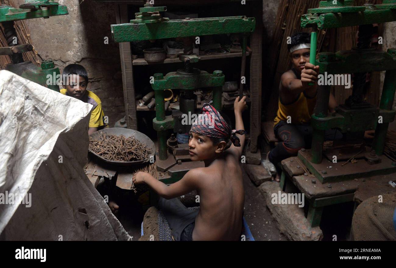 (160616) -- DHAKA, le 16 juin 2016 -- des enfants bangladais travaillent dans une usine de pots pour gagner de l'argent pour leur famille à Dhaka, Bangladesh, le 15 juin 2016. Le Bangladesh est une fois de plus sous les feux de la rampe car un grand nombre d ' enfants sont employés dans de petites usines du pays. BANGLADESH-DHAKA-CHILD LABOR SharifulxIslam PUBLICATIONxNOTxINxCHN 160616 Dhaka juin 16 2016 des enfants bangladais travaillent DANS une usine de pot pour gagner de l'argent pour leur famille à Dhaka Bangladesh juin 15 2016 le Bangladesh EST une fois de plus sous les feux des projecteurs car un grand nombre d'enfants sont employés dans de petites usines du pays Banque D'Images