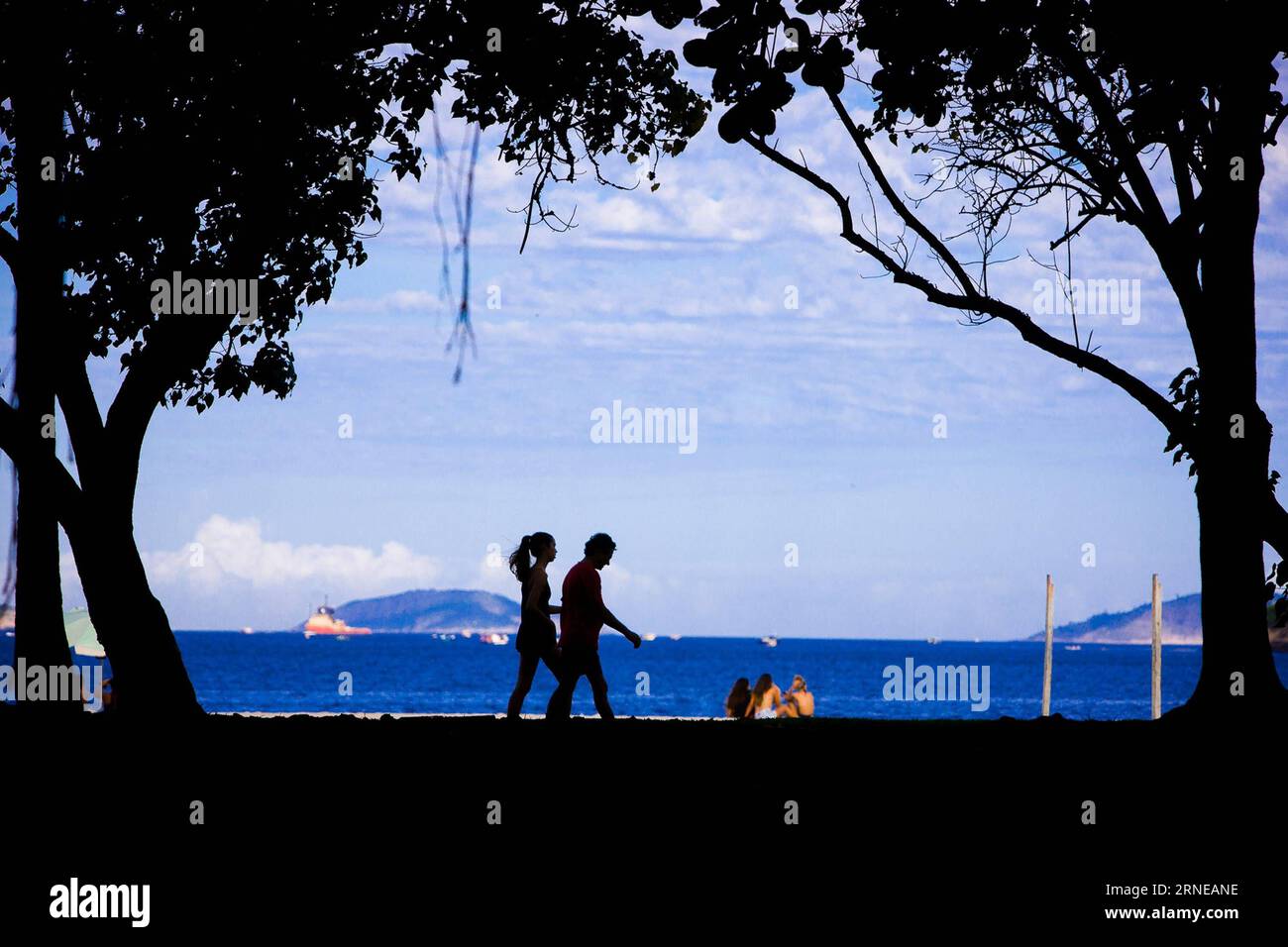 (160616) -- PÉKIN, 16 juin 2016 -- cette photo montre deux personnes marchant sur le sentier de la plage de Flamengo à Rio de Janeiro, Brésil, le 21 avril 2014. Les Jeux Olympiques de Rio 2016 se tiendront du 5 au 21 août. )(wll) (SP)FILES-BRAZIL-RIO DE JANEIRO-OLYMPICS-CITY XuxZijian PUBLICATIONxNOTxINxCHN 160616 Beijing juin 16 2016 ce fichier photo montre deux personnes marchant SUR le sentier pédestre À Flamengo Beach à Rio de Janeiro Brésil LE 21 2014 avril, les Jeux Olympiques de Rio 2016 seront héros du 5 au 21 août Brésil Rio de Janeiro Olympics City XuxZijian PUBLICATIONxNOTxINxCHN Banque D'Images