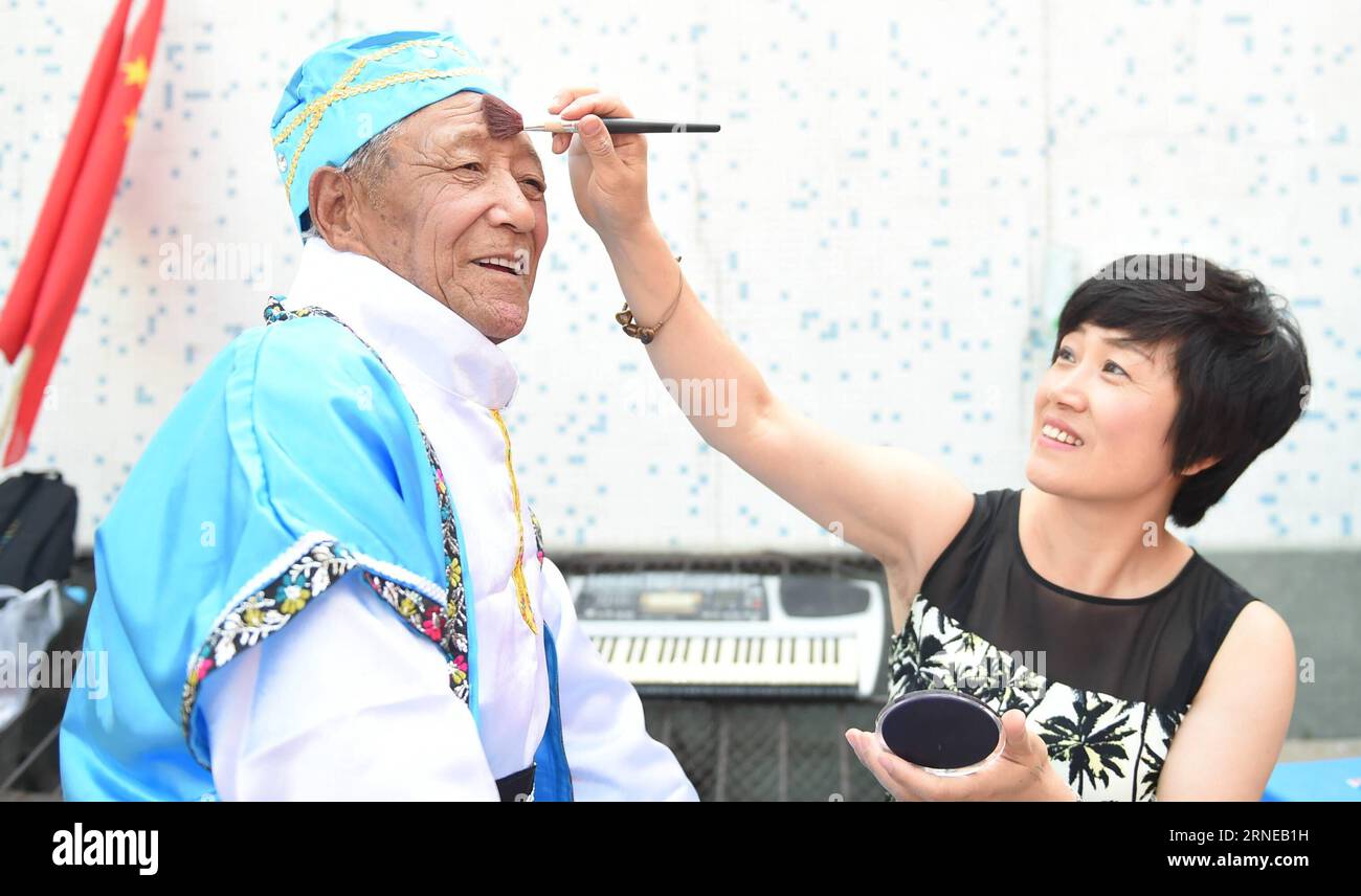 (160616) -- CHANGCHUN, 16 juin 2016 -- un bénévole remplace Jiang Chunli, centenaire né en 1915, avant de monter sur scène lors d un concert spécial organisé pour les centenaires à l Université de médecine chinoise de Changchun à Changchun, capitale de la province du Jilin du nord-est de la Chine, le 16 juin 2016. Le concert a été spécialement organisé pour les centenaires afin de célébrer la fête des pères le 19 juin. Jiang, un aîné sans famille, était heureux de réaliser son rêve de chanter sur scène. )(wjq) CHINA-JILIN-CENTENARIAN-PÈRE S DAY ACTIVITY (CN) WangxHaofei PUBLICATIONxNOTxINxCHN 16061 Banque D'Images