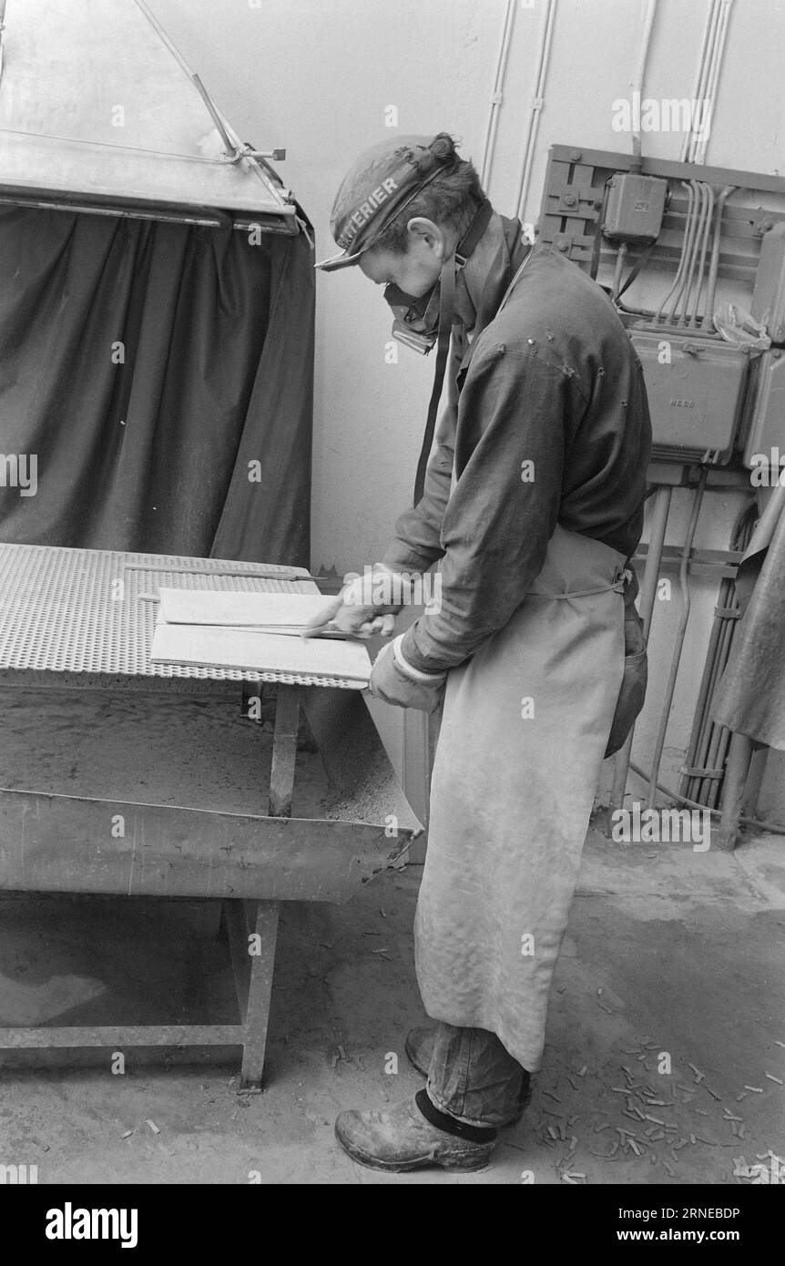 Current 25 - 3 - 1974 : Pourquoi doivent-ils changer d'emploiUn groupe de travailleurs de l'usine Anker Battery à Horten doit quitter leurs lieux de travail habituels pendant quelques semaines, pour des raisons de santé. La raison en est qu'ils ont du plomb dans leur sang. Photo : Aage Storløkken / Aktuell / NTB ***PHOTO NON TRAITÉE*** ce texte a été traduit automatiquement! Banque D'Images Current 25 - 3 - 1974 : Pourquoi doivent-ils changer d'emploiUn groupe de travailleurs de l'usine Anker Battery à Horten doit quitter leurs lieux de travail habituels pendant quelques semaines, pour des raisons de santé. La raison en est qu'ils ont du plomb dans leur sang. Photo : Aage Storløkken / Aktuell / NTB ***PHOTO NON TRAITÉE*** ce texte a été traduit automatiquement! Banque D'Images