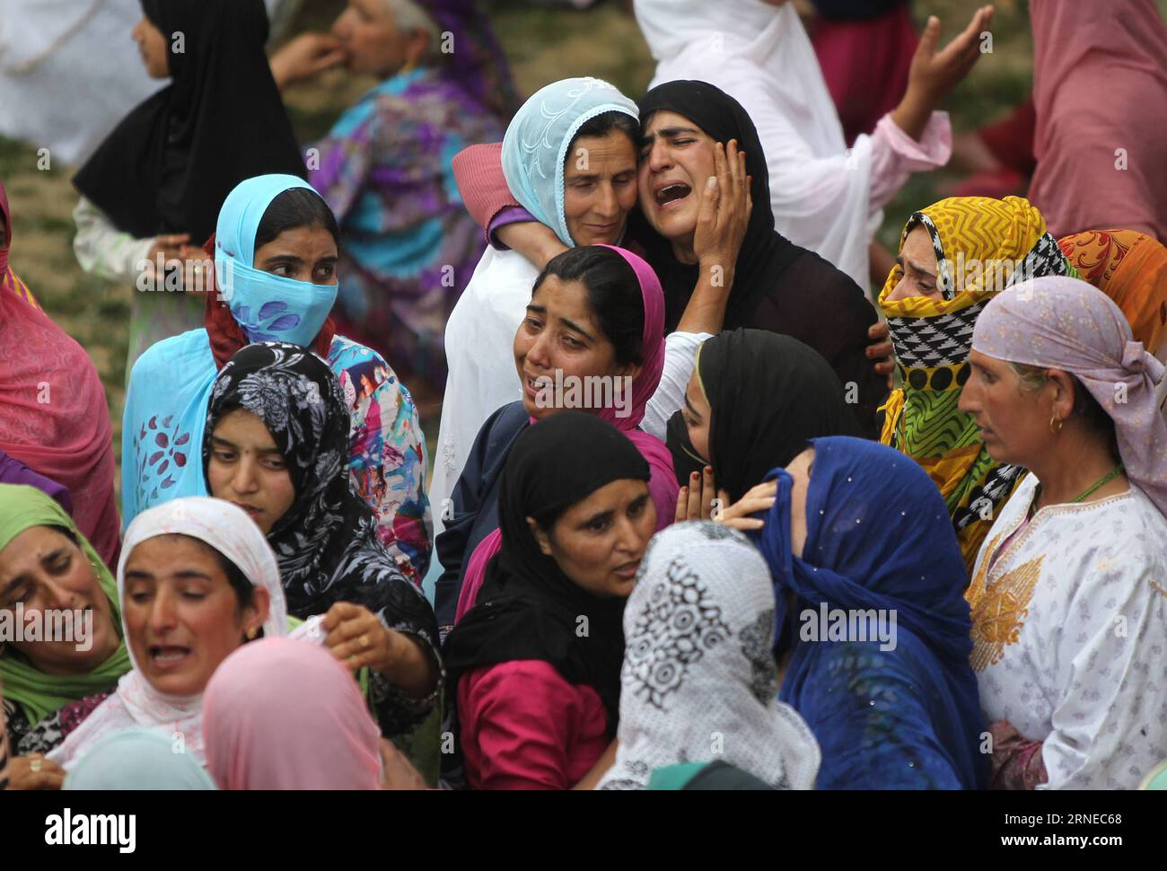 Les femmes cachemiriennes pleurent sur le meurtre de Mohammad Altaf Mir, un militant du groupe militant Hizbul Mujahideen, lors de sa procession funéraire dans le village de Brad de la région de Sopore, à environ 56 km au Nord de Srinagar, capitale estivale du Cachemire contrôlé par l'Inde, le 17 juin 2016. ) INDE-CACHEMIRE-SRINAGAR-PROCESSION FUNÉRAIRE JavedxDar PUBLICATIONxNOTxINxCHN les femmes cachemiriennes pleurent sur le meurtre de Mohammad Altaf Me un militant de Hizbul Mujahideen militant tenue pendant son défilé funéraire dans le village Brad de Sopore Area à environ 56 km au nord de Srinagar capitale d'été du Cachemire contrôlé par l'Inde juin 17 2016 juin Inde Banque D'Images