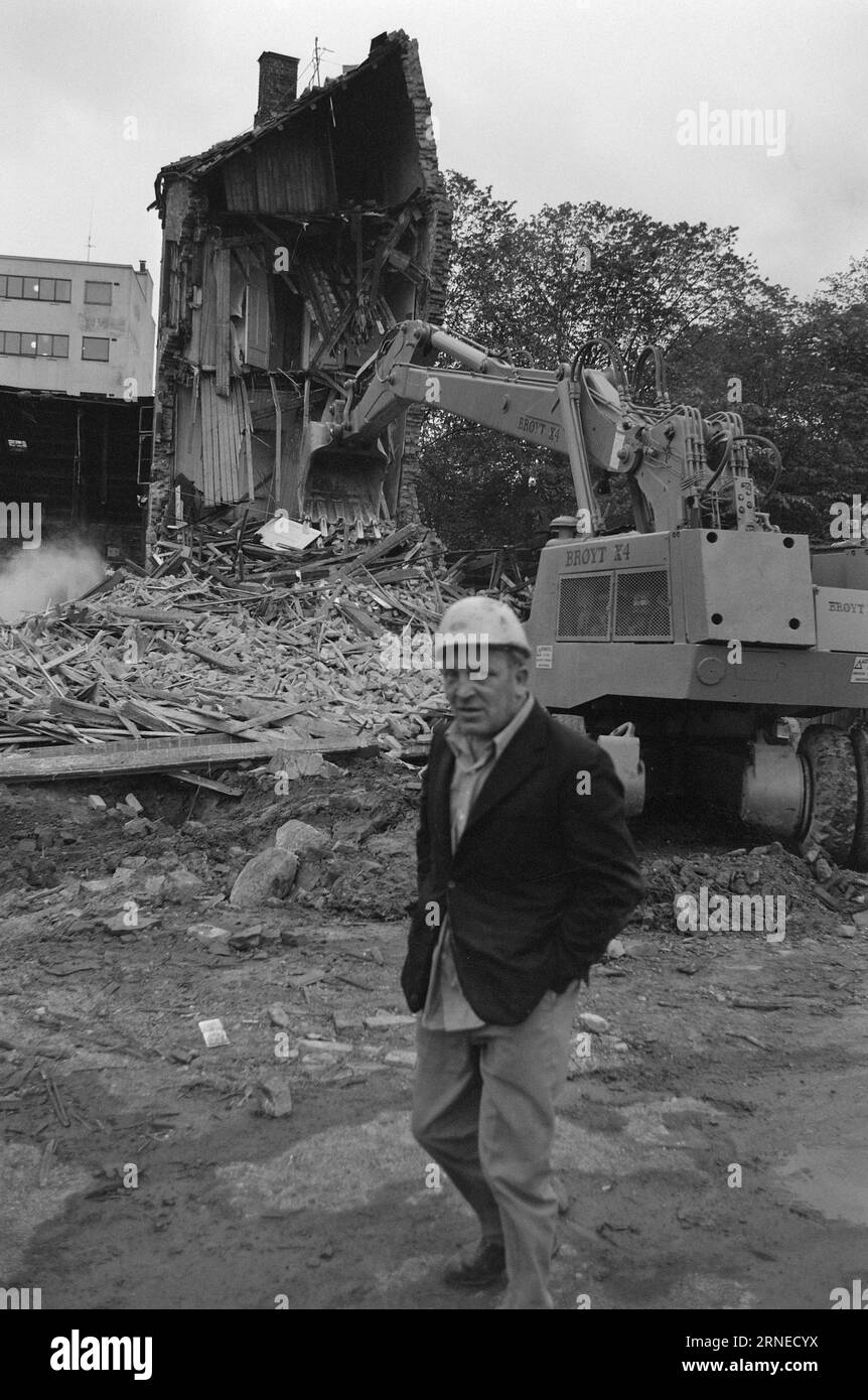 Réel 24 - 7 - 1974 : maintenant c'est goneLe légendaire Lakkegata à Oslo est devenu un nombre plus petit. Récemment, le No 44 a été rasé. C'est arrivé en quelques heures. Le Wonder Excavator se rassemble pour le coup mortel. Puis il éclate dans la maison rouillée et vouée à l'échec. Photo : Aage Storløkken / Aktuell / NTB ***PHOTO NON TRAITÉE*** ce texte a été traduit automatiquement! Banque D'Images