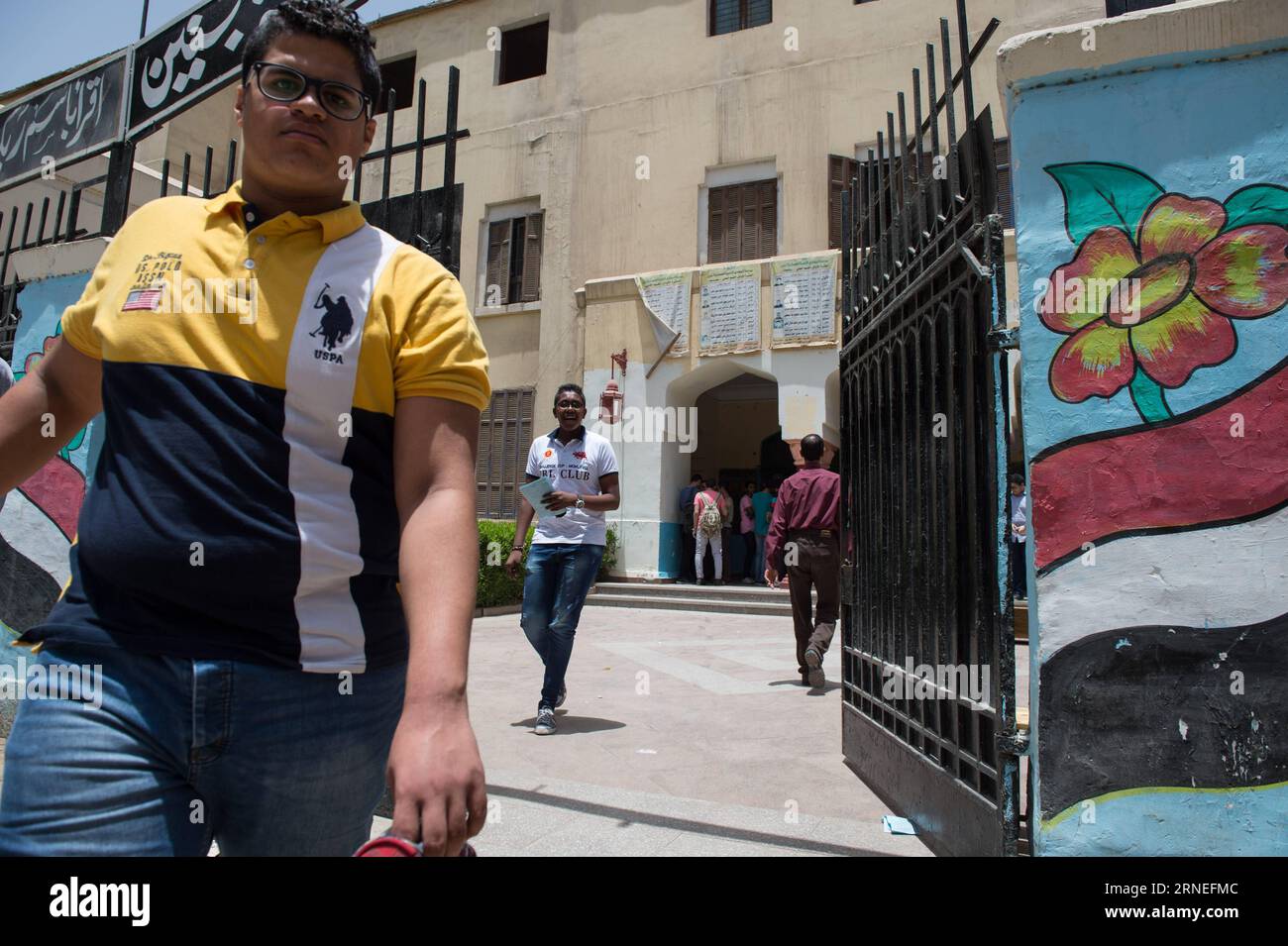 (160621) -- LE CAIRE, le 21 juin 2016 -- des étudiants égyptiens quittent un site d'examens de lycée au Caire, en Égypte, le 21 juin 2016. De juin 5 à 28, quelque 560 000 étudiants égyptiens doivent passer ces examens qui mènent au certificat égyptien d'enseignement secondaire général et servent d'examen d'entrée pour les universités publiques égyptiennes.) EGYPT-CAIRO-HIGH SCHOOL EXAMENS MengxTao PUBLICATIONxNOTxINxCHN 160621 le Caire juin 21 2016 les étudiants égyptiens quittent un site d'examens de lycée au Caire Egypte juin 21 2016 du 5 au 28 juin quelque 560 000 étudiants égyptiens doivent passer des examens de thèse qui mènent à la Banque D'Images